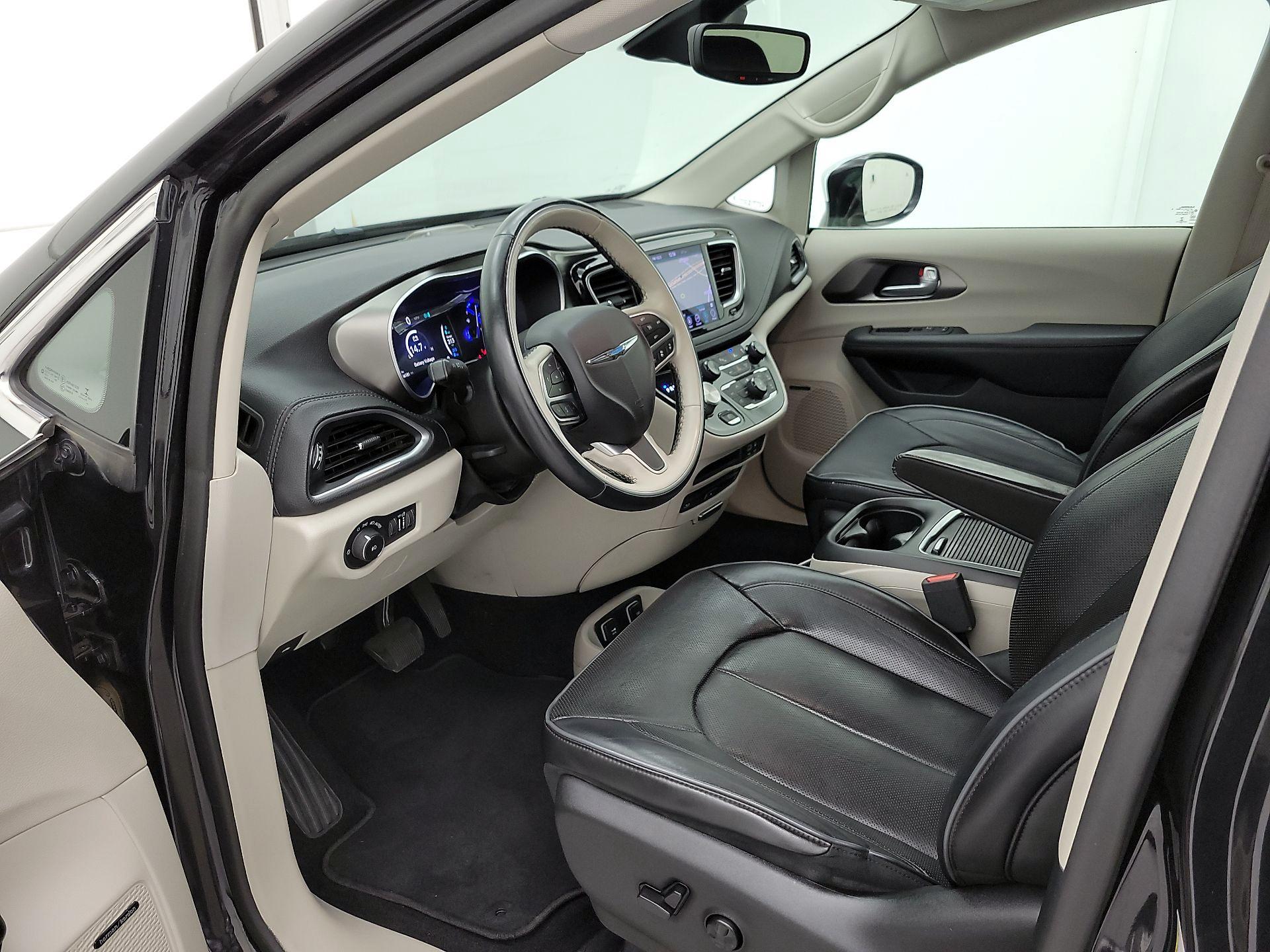 Thumbnail: 2018 Chrysler Pacifica - 11