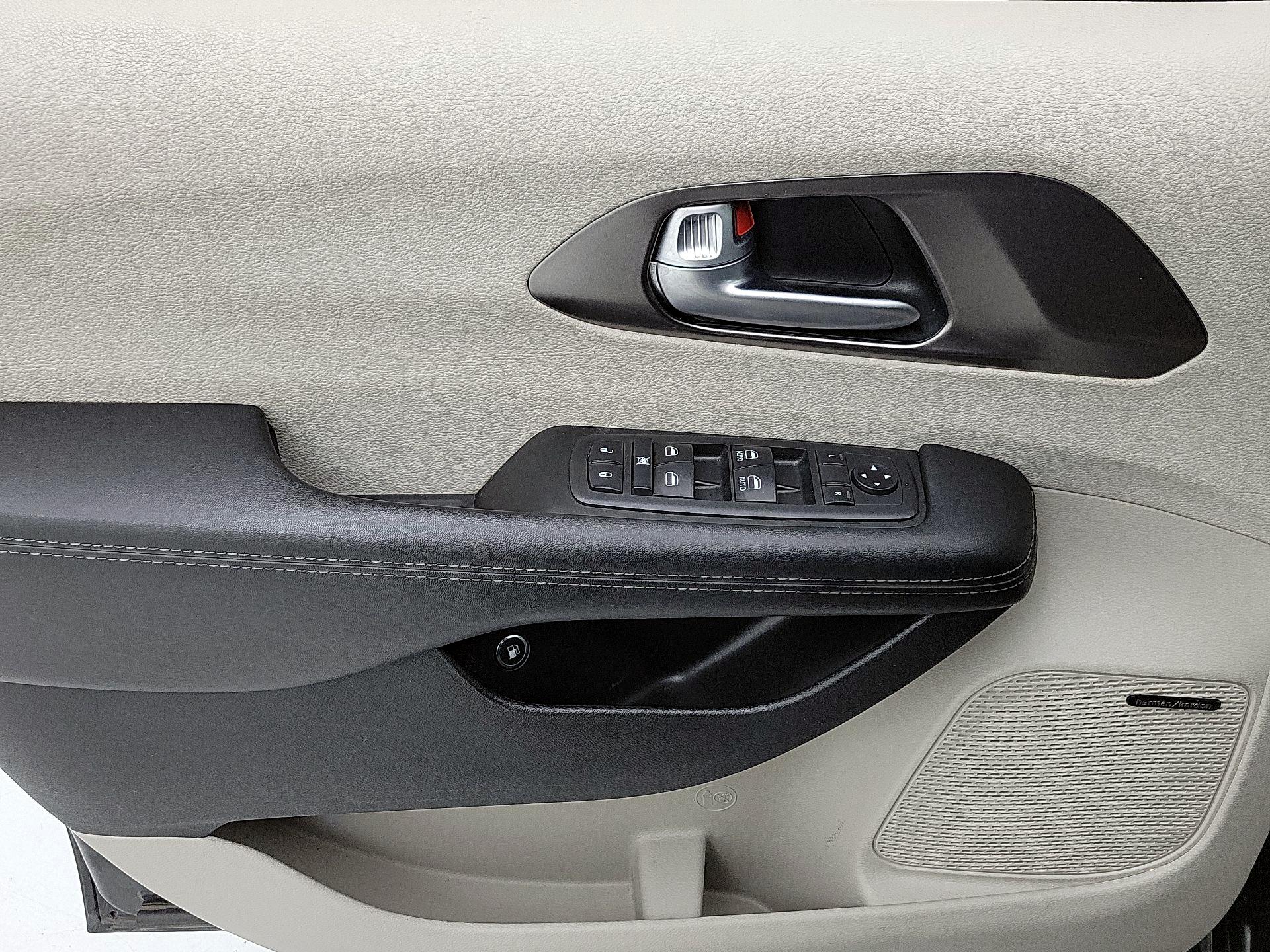 Thumbnail: 2018 Chrysler Pacifica - 12