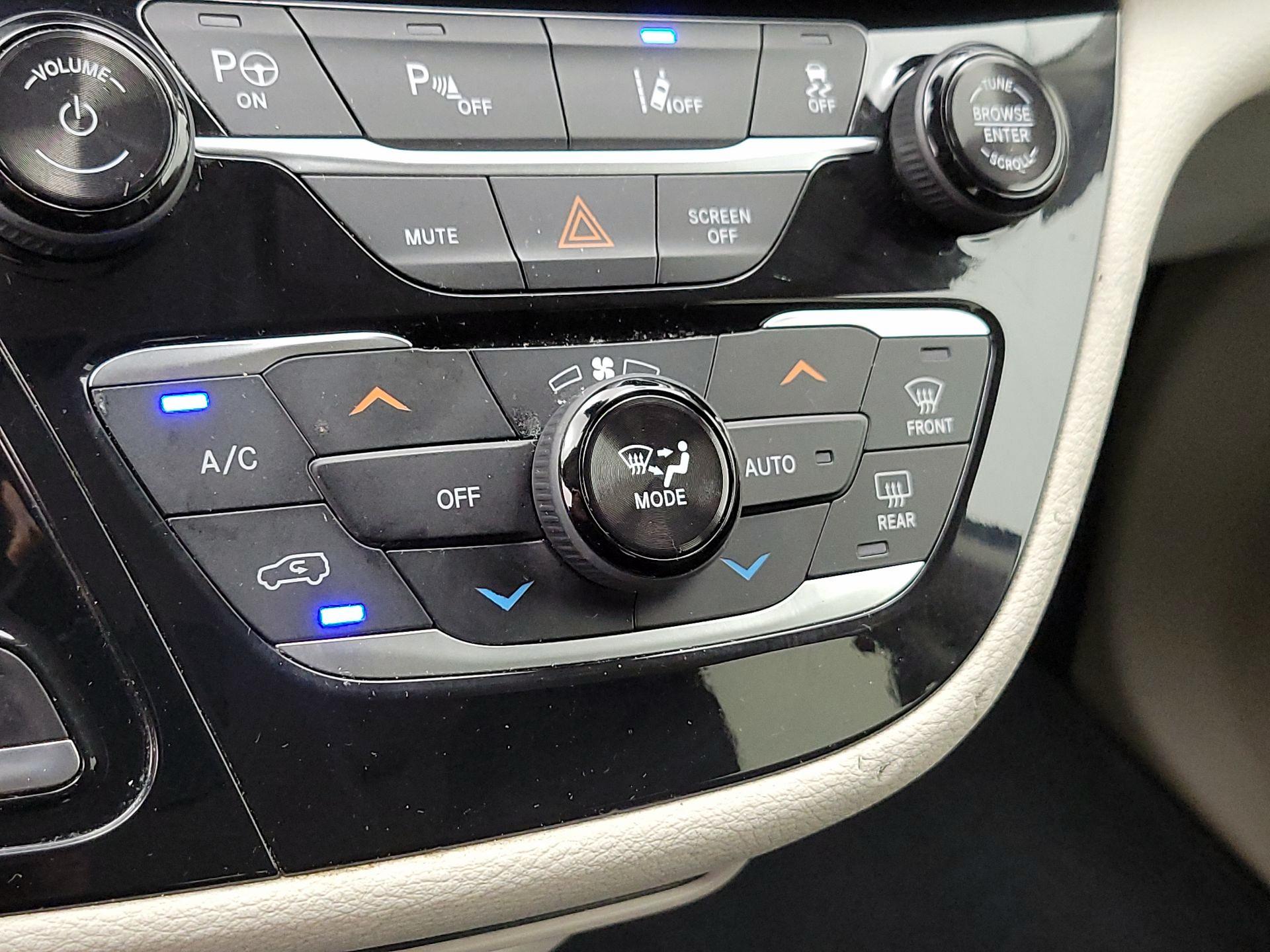 Thumbnail: 2018 Chrysler Pacifica - 17