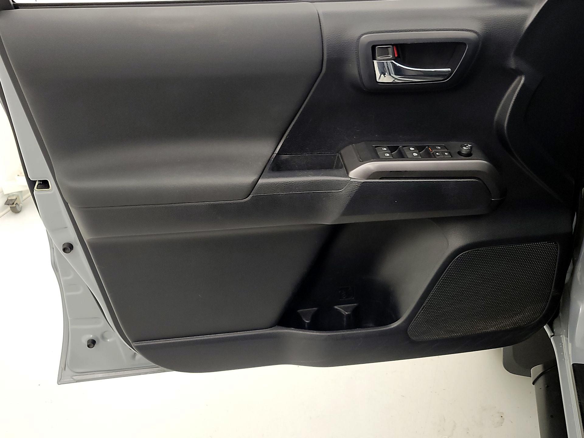 Thumbnail: 2019 Toyota Tacoma - 12