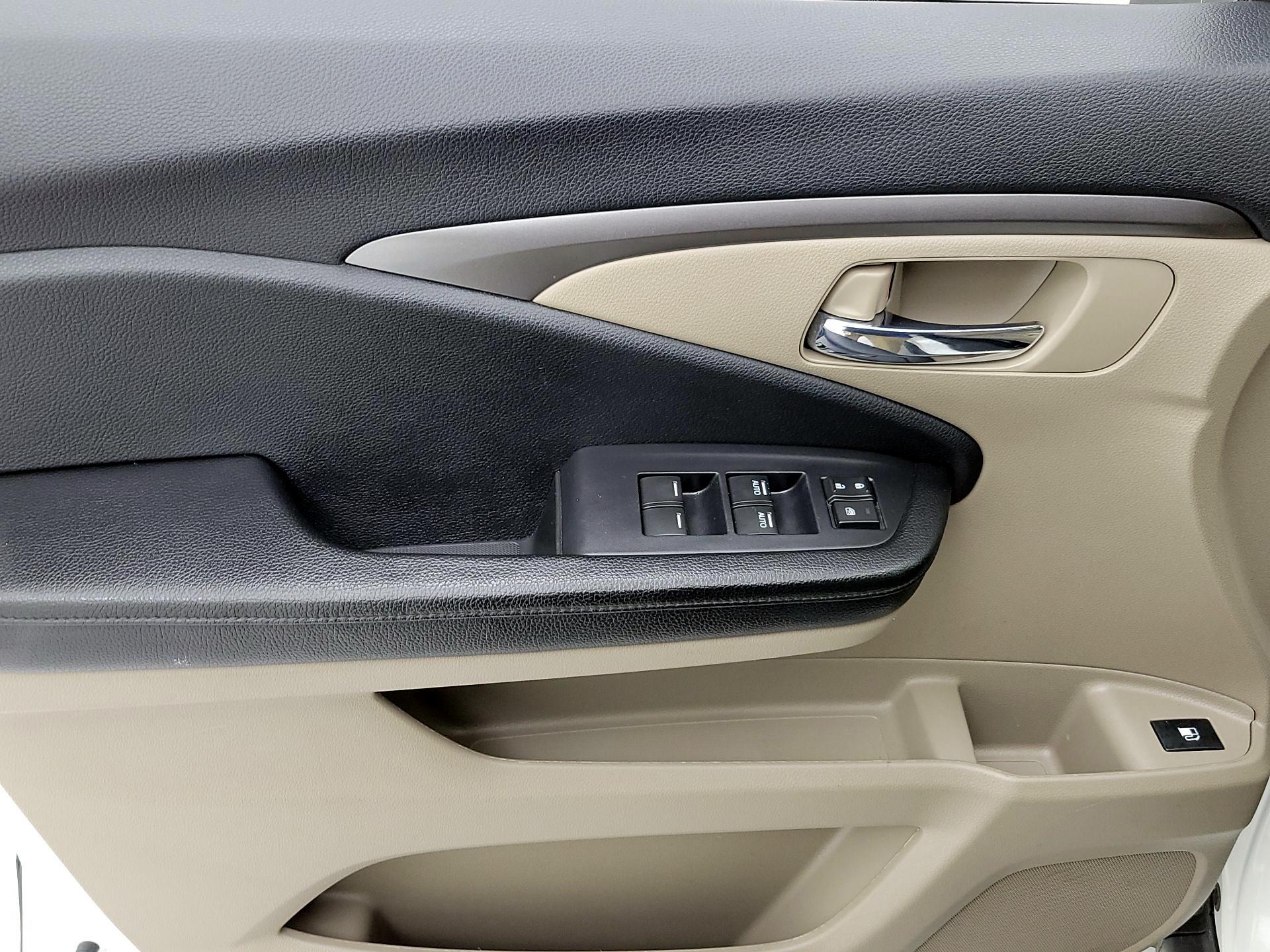 Thumbnail: 2019 Honda Pilot - 12