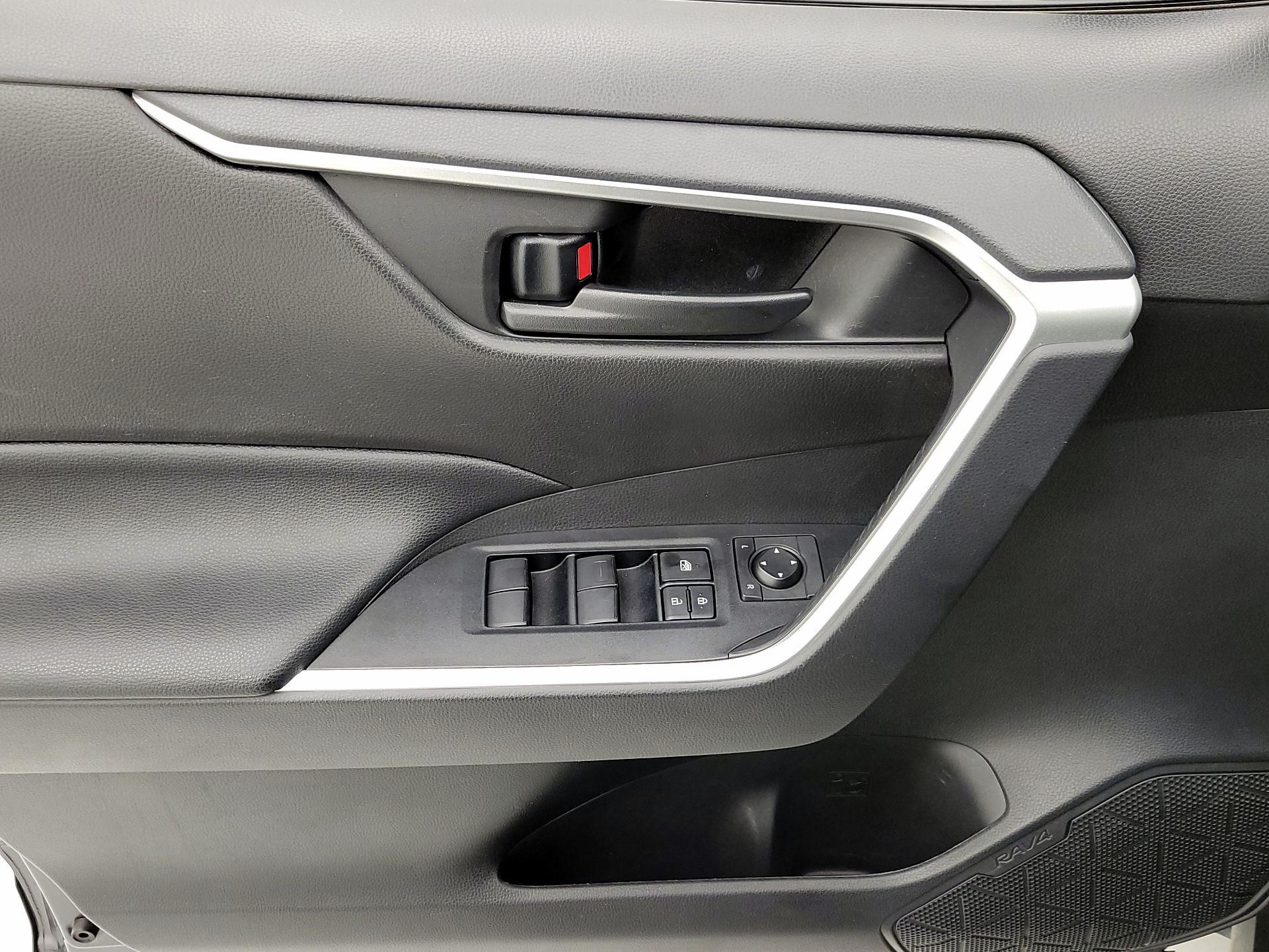 Thumbnail: 2020 Toyota RAV4 - 12