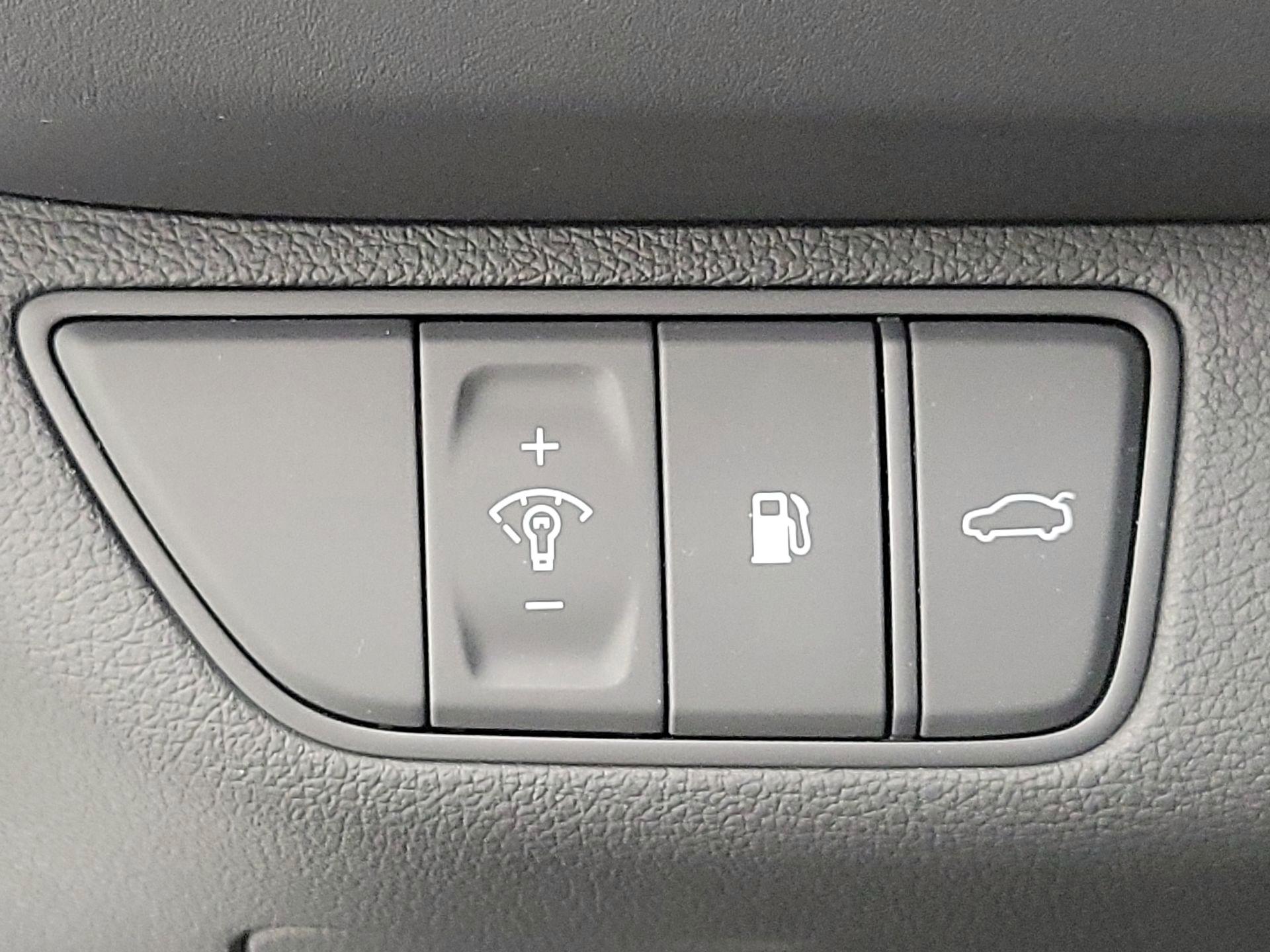 Thumbnail: 2022 Genesis G70 - 13