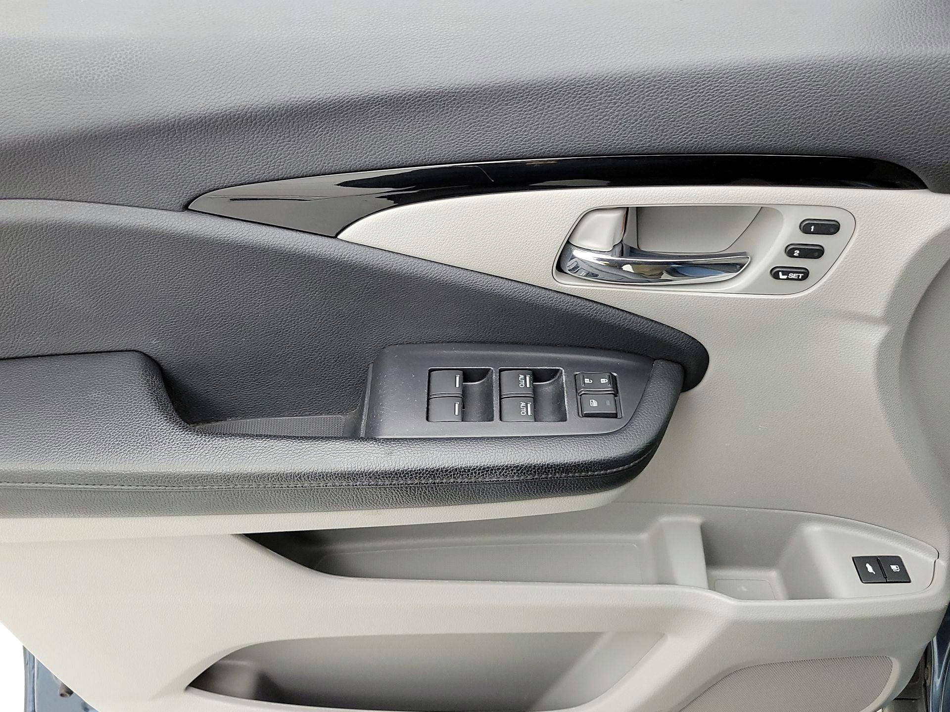 Thumbnail: 2019 Honda Pilot - 12