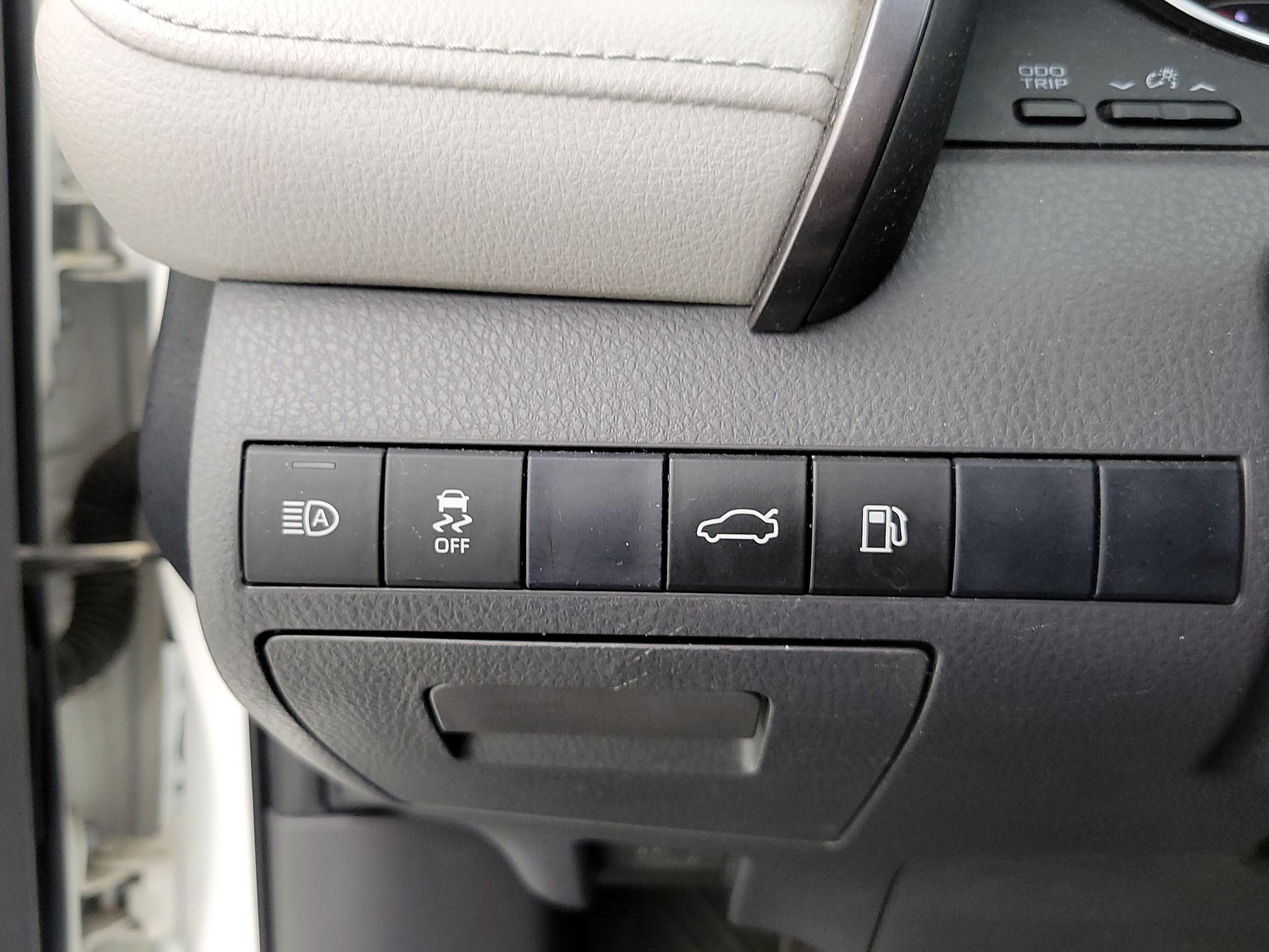 Thumbnail: 2018 Toyota Camry - 13