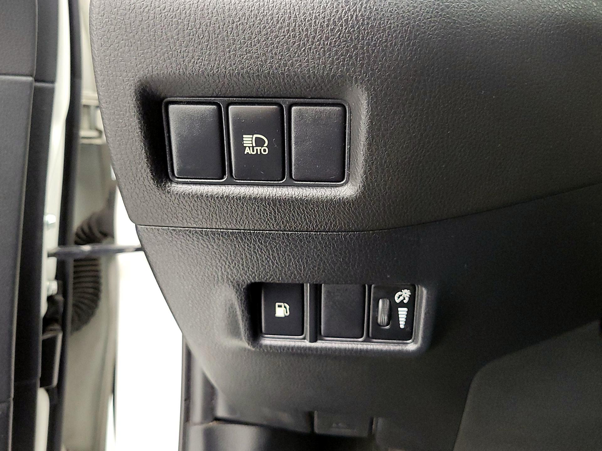 Thumbnail: 2018 Toyota C-HR - 13