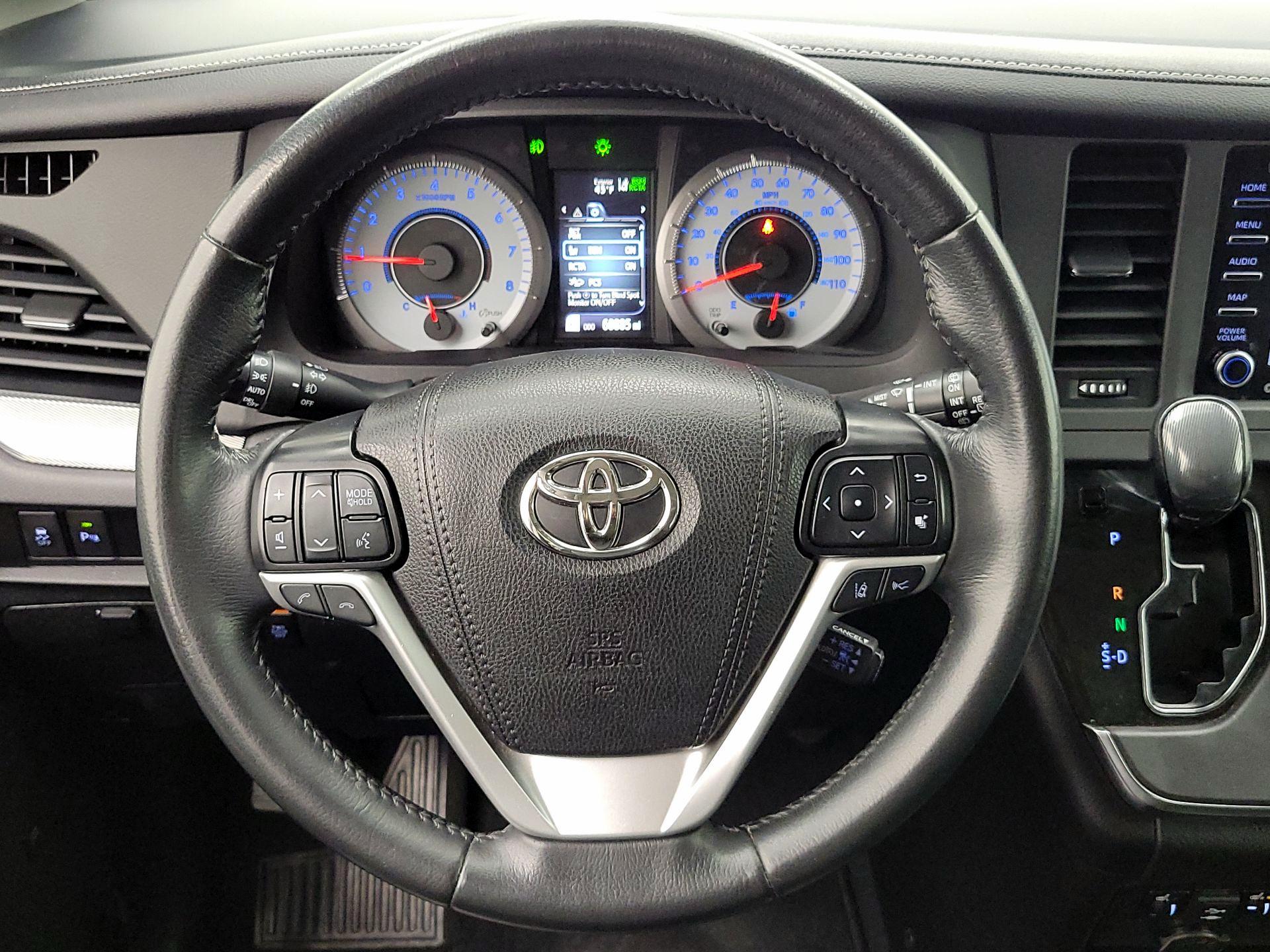 Thumbnail: 2019 Toyota Sienna - 10