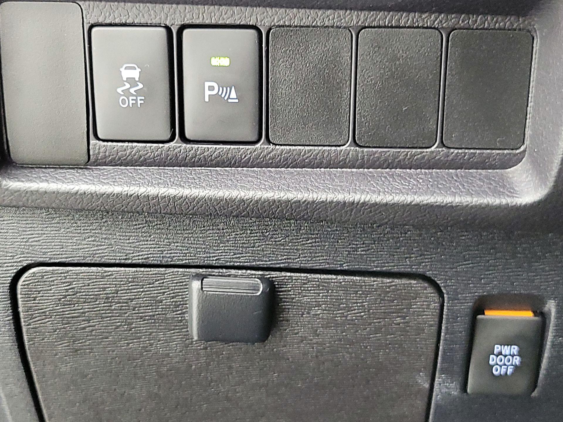 Thumbnail: 2019 Toyota Sienna - 13