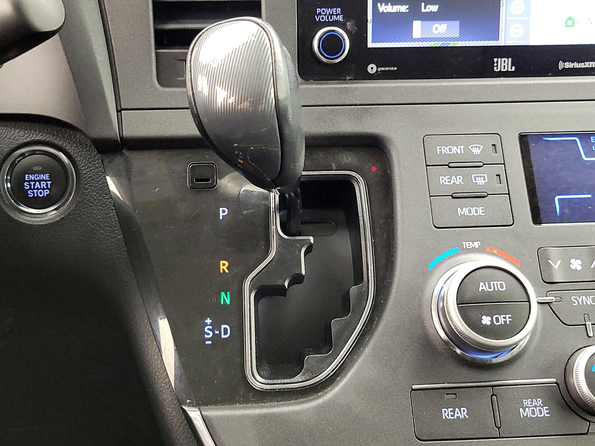 Thumbnail: 2019 Toyota Sienna - 18