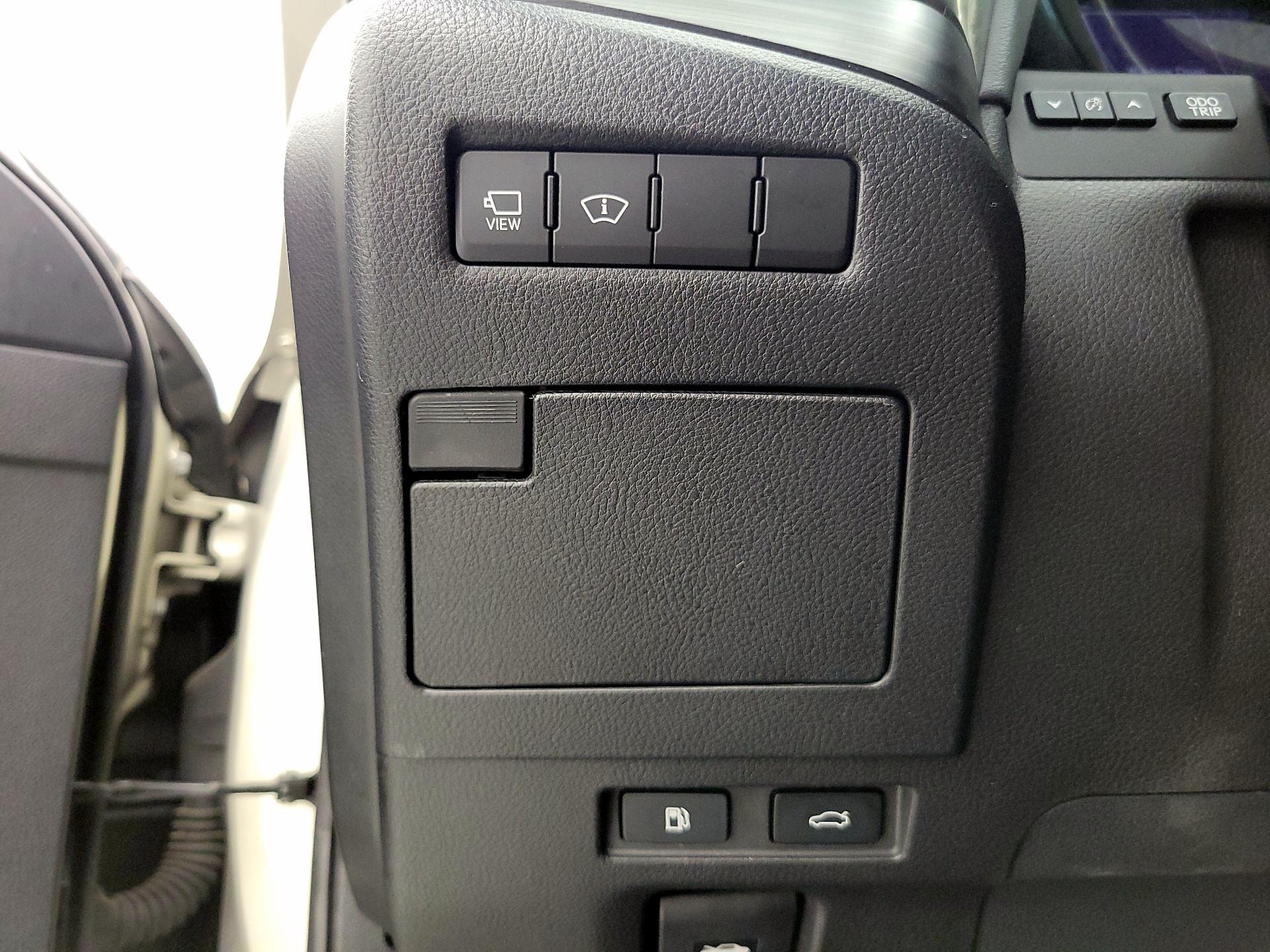 Thumbnail: 2021 Lexus ES - 13