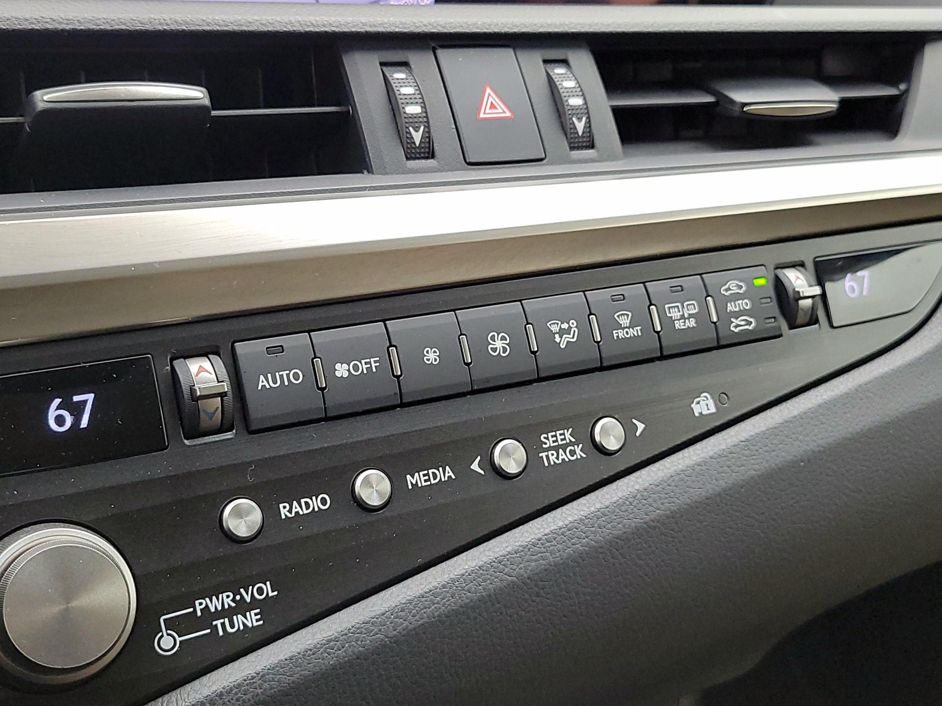 Thumbnail: 2021 Lexus ES - 17