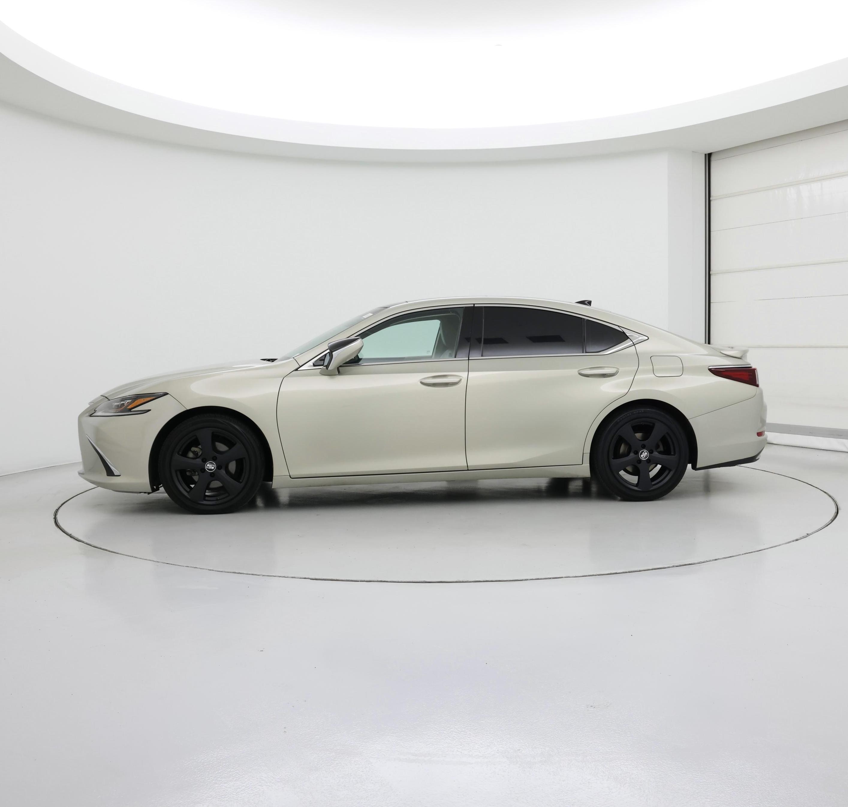 Thumbnail: 2021 Lexus ES - 3