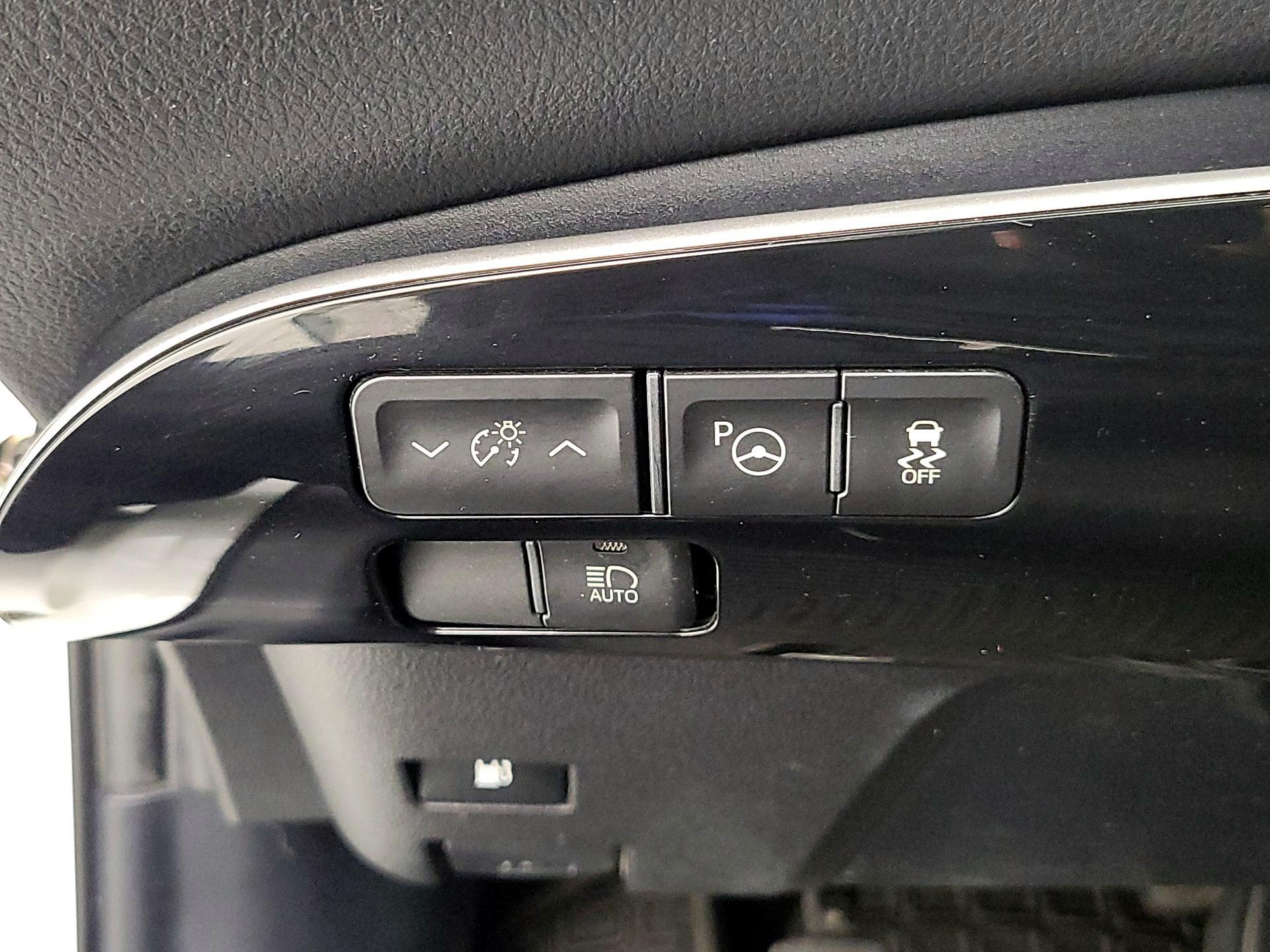 Thumbnail: 2018 Toyota Prius - 13