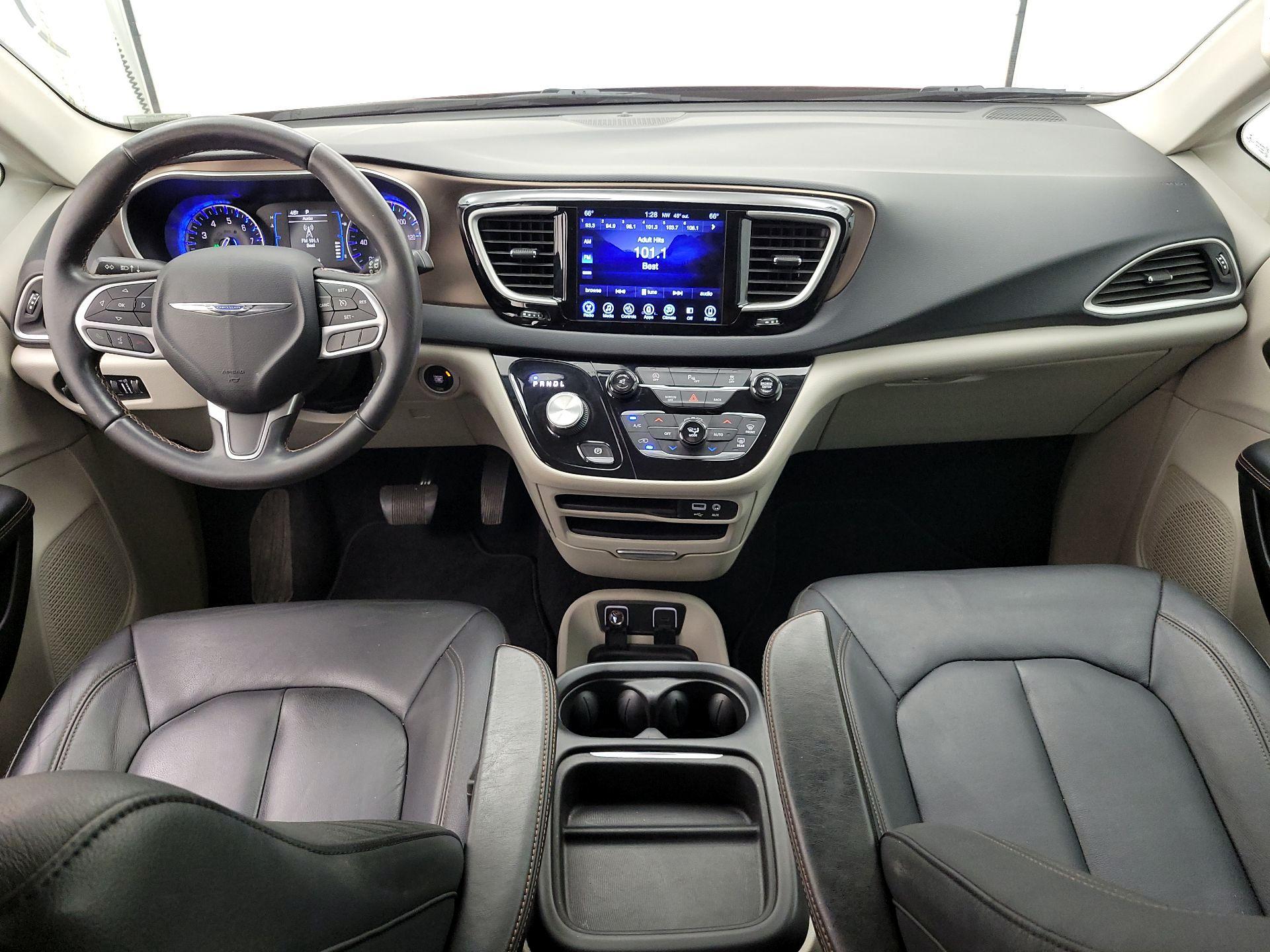 Thumbnail: 2017 Chrysler Pacifica - 9