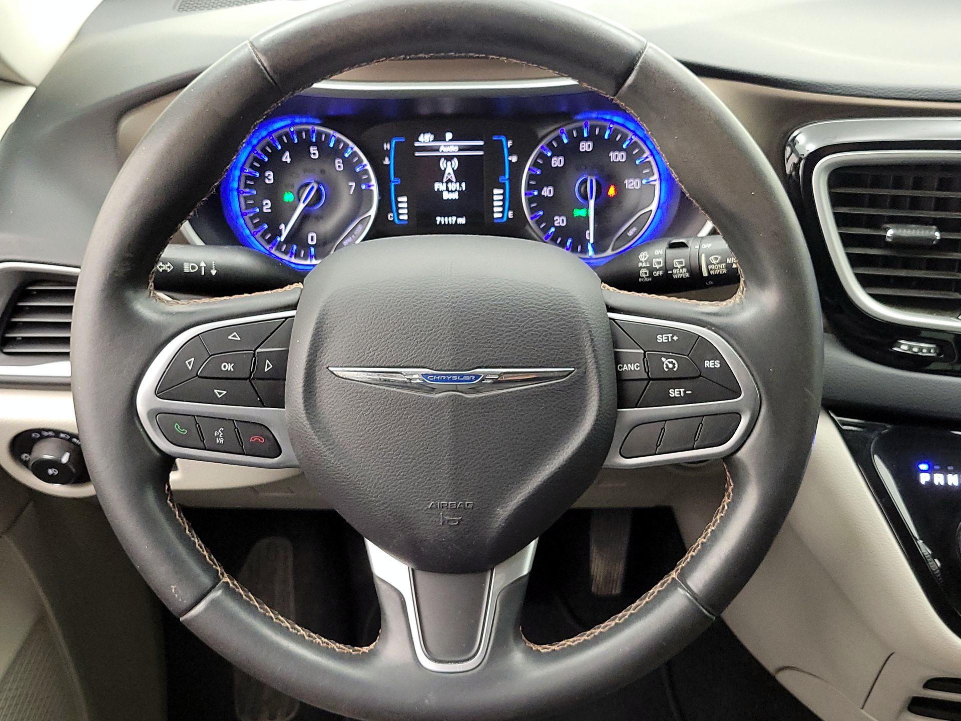 Thumbnail: 2017 Chrysler Pacifica - 10