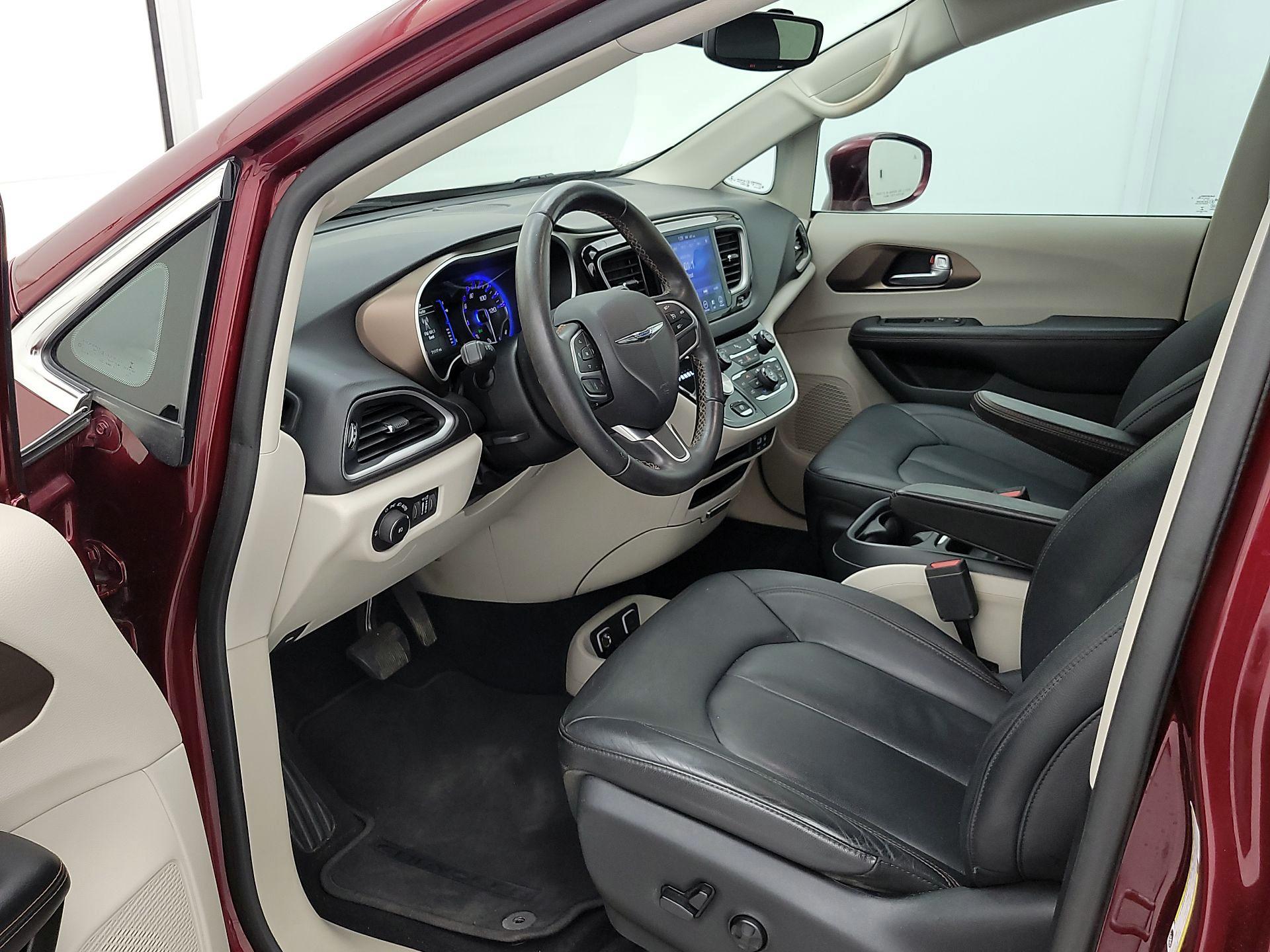 Thumbnail: 2017 Chrysler Pacifica - 11