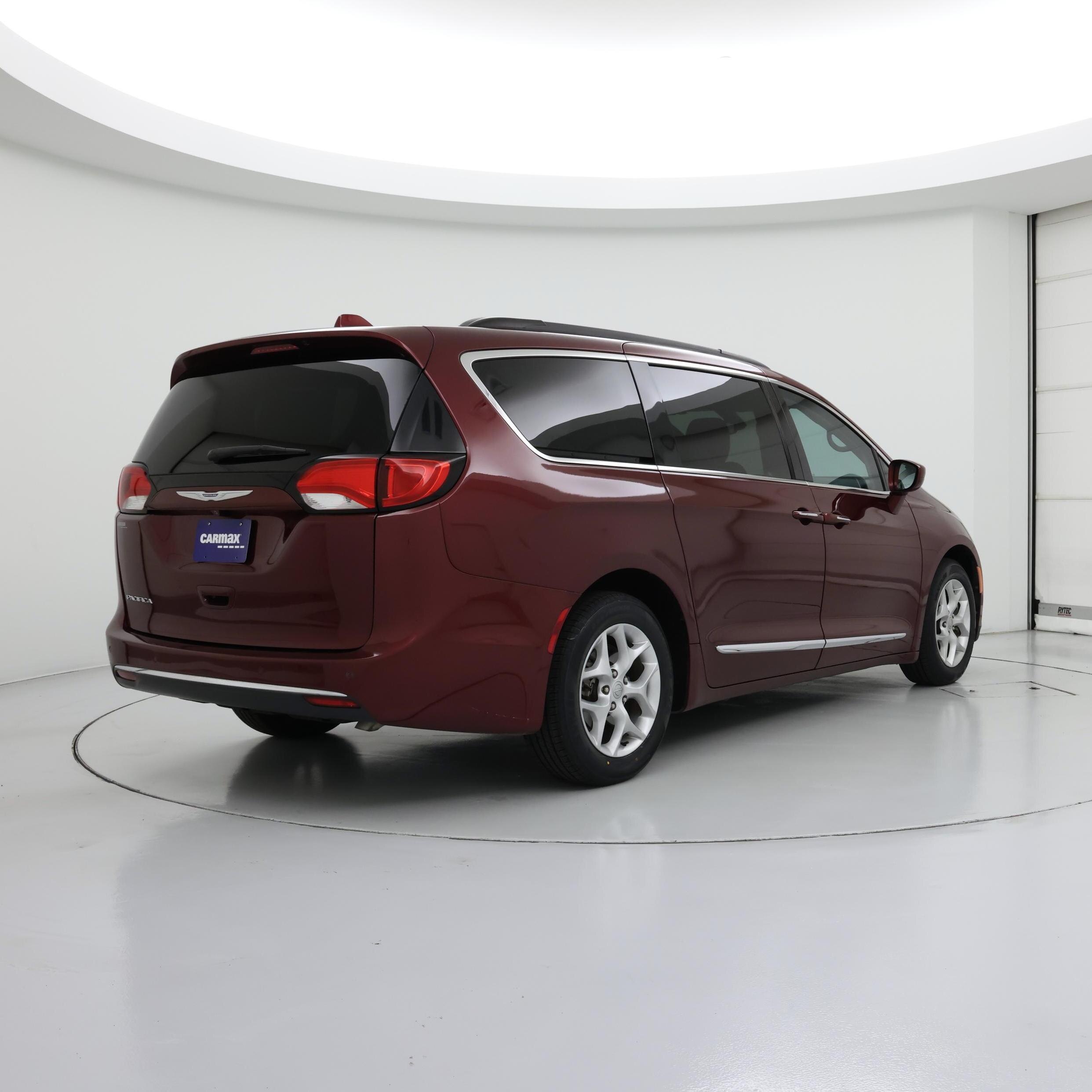 Thumbnail: 2017 Chrysler Pacifica - 8