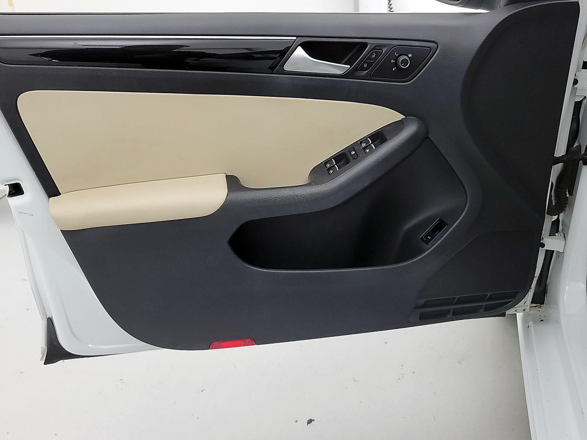 Thumbnail: 2016 Volkswagen Jetta - 12