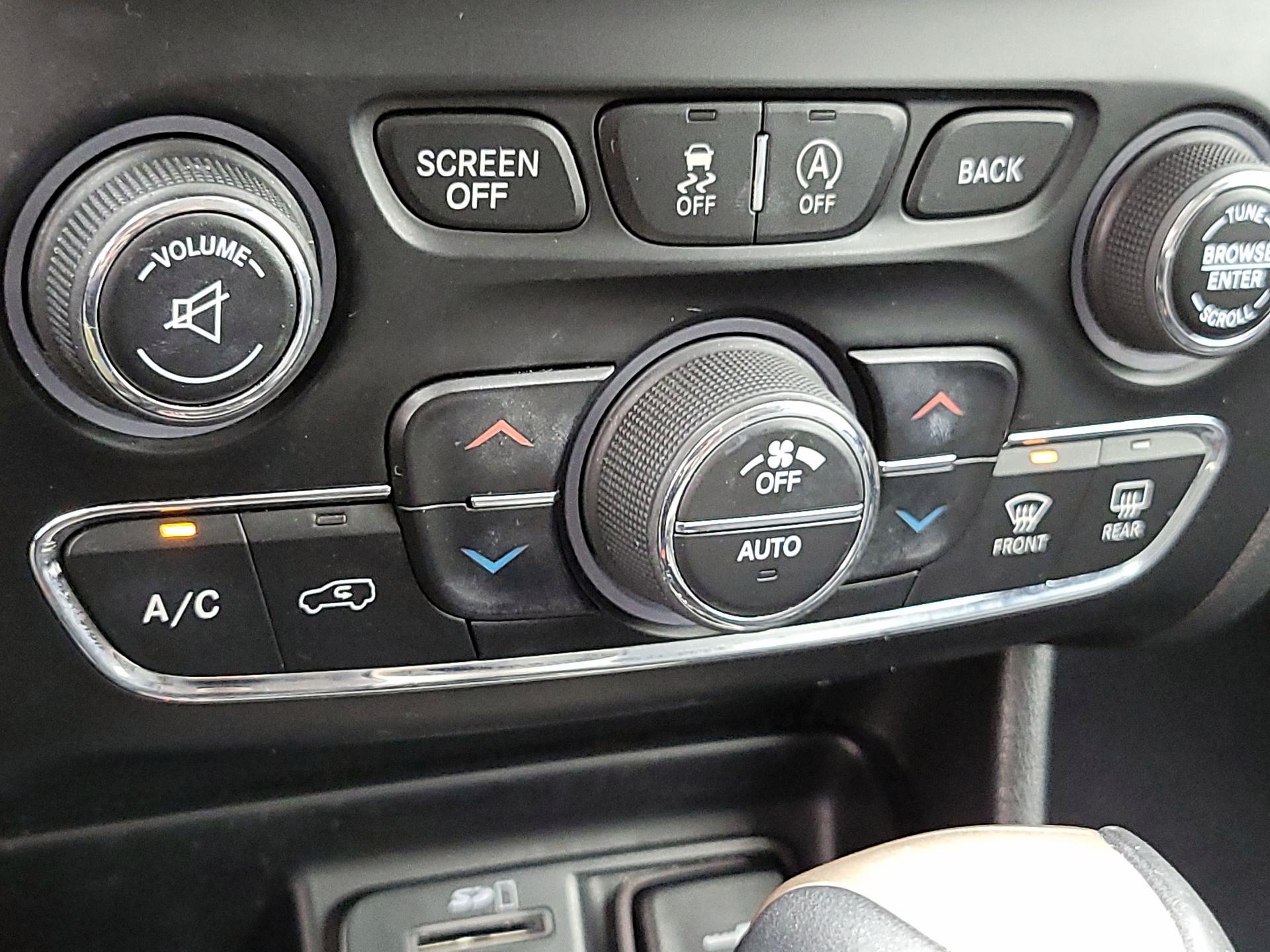 Thumbnail: 2017 Jeep Cherokee - 16