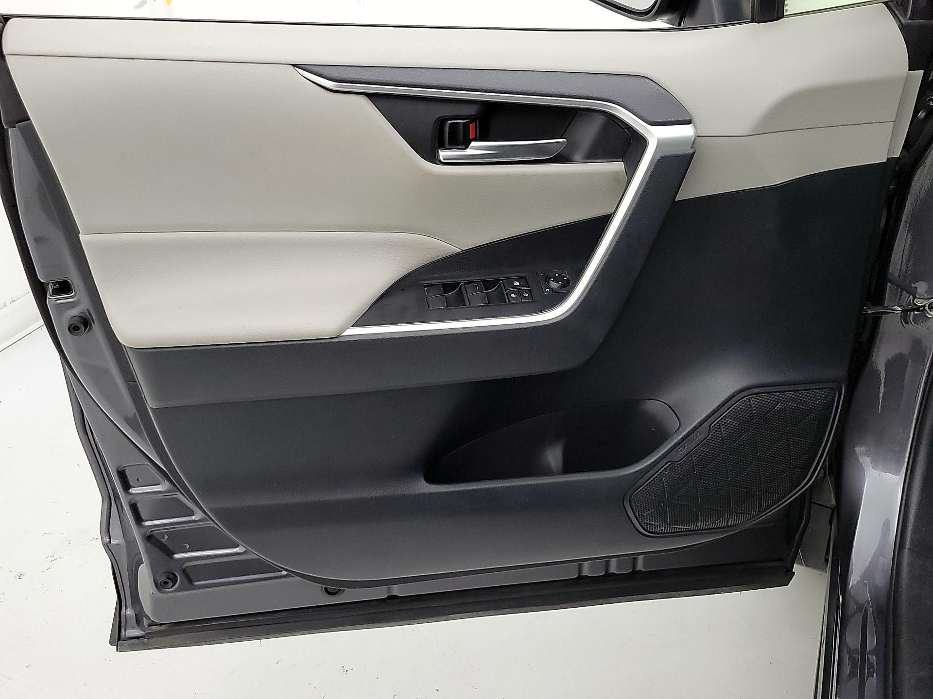 Thumbnail: 2019 Toyota RAV4 - 12