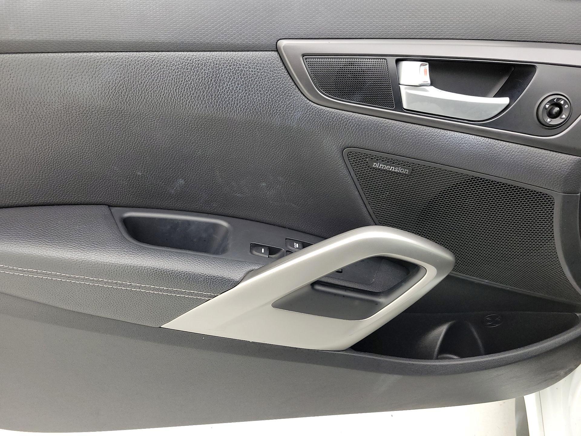 Thumbnail: 2016 Hyundai Veloster - 12