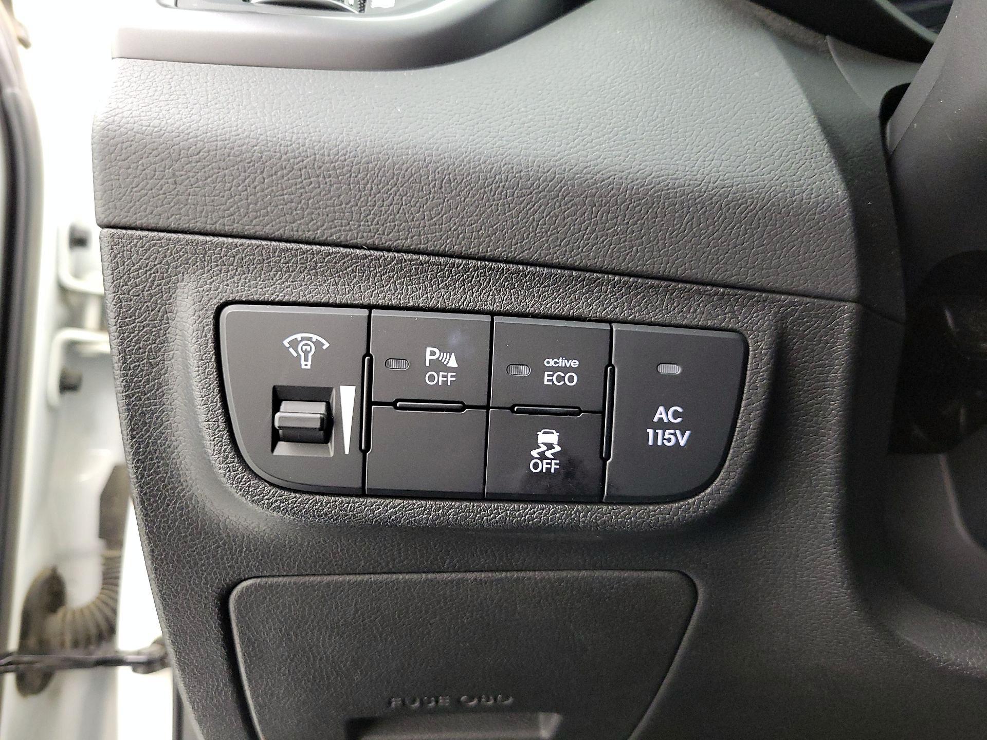 Thumbnail: 2016 Hyundai Veloster - 13