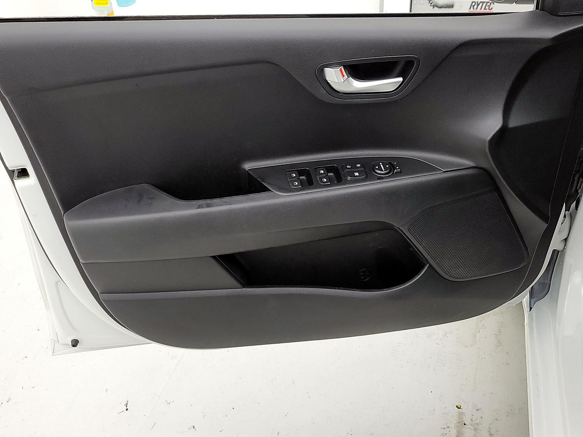 Thumbnail: 2022 Kia Rio - 12