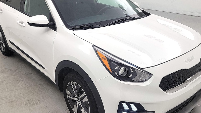 2022 Kia Niro LXS Hero Image
