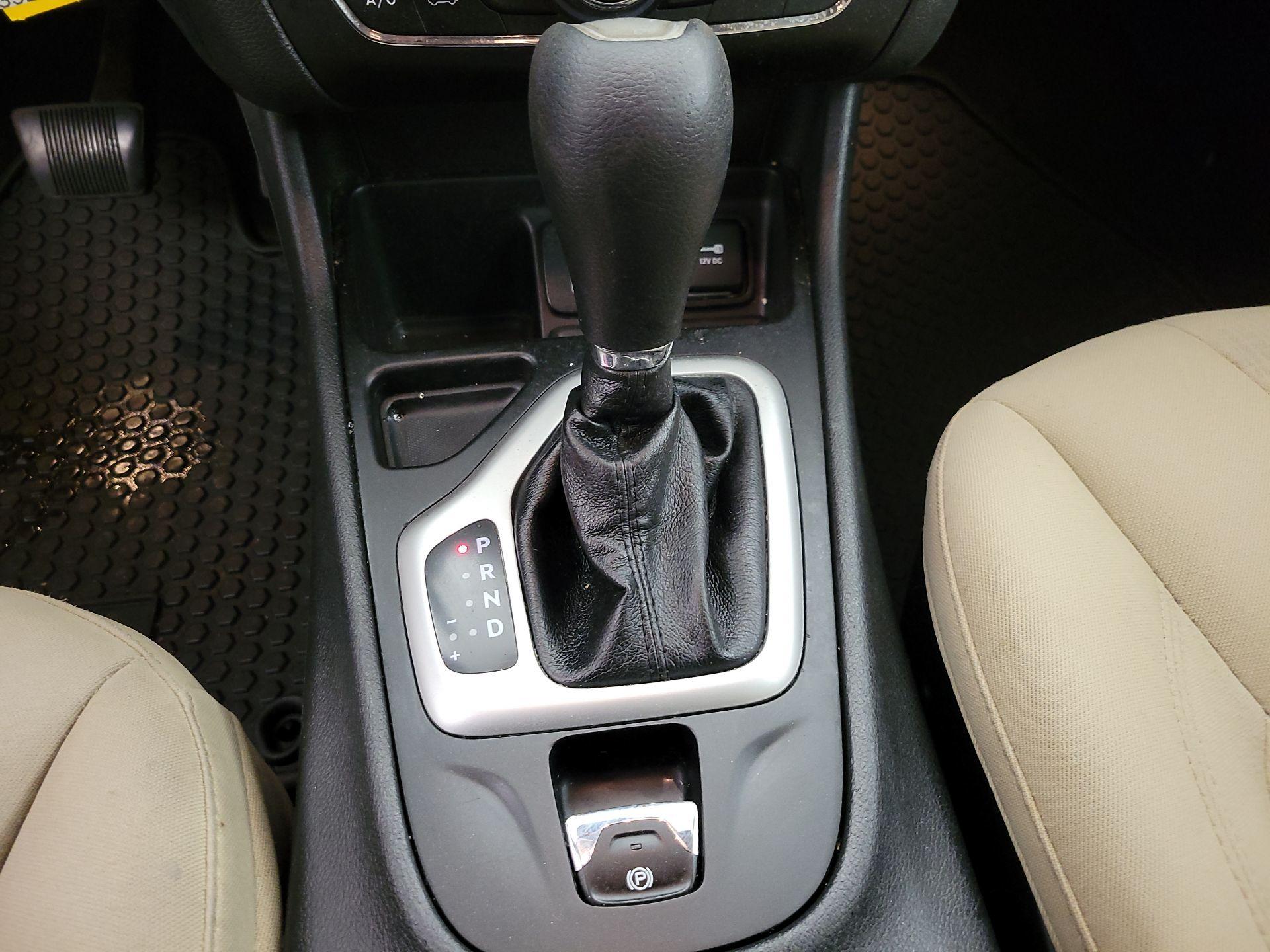 Thumbnail: 2016 Jeep Cherokee - 17