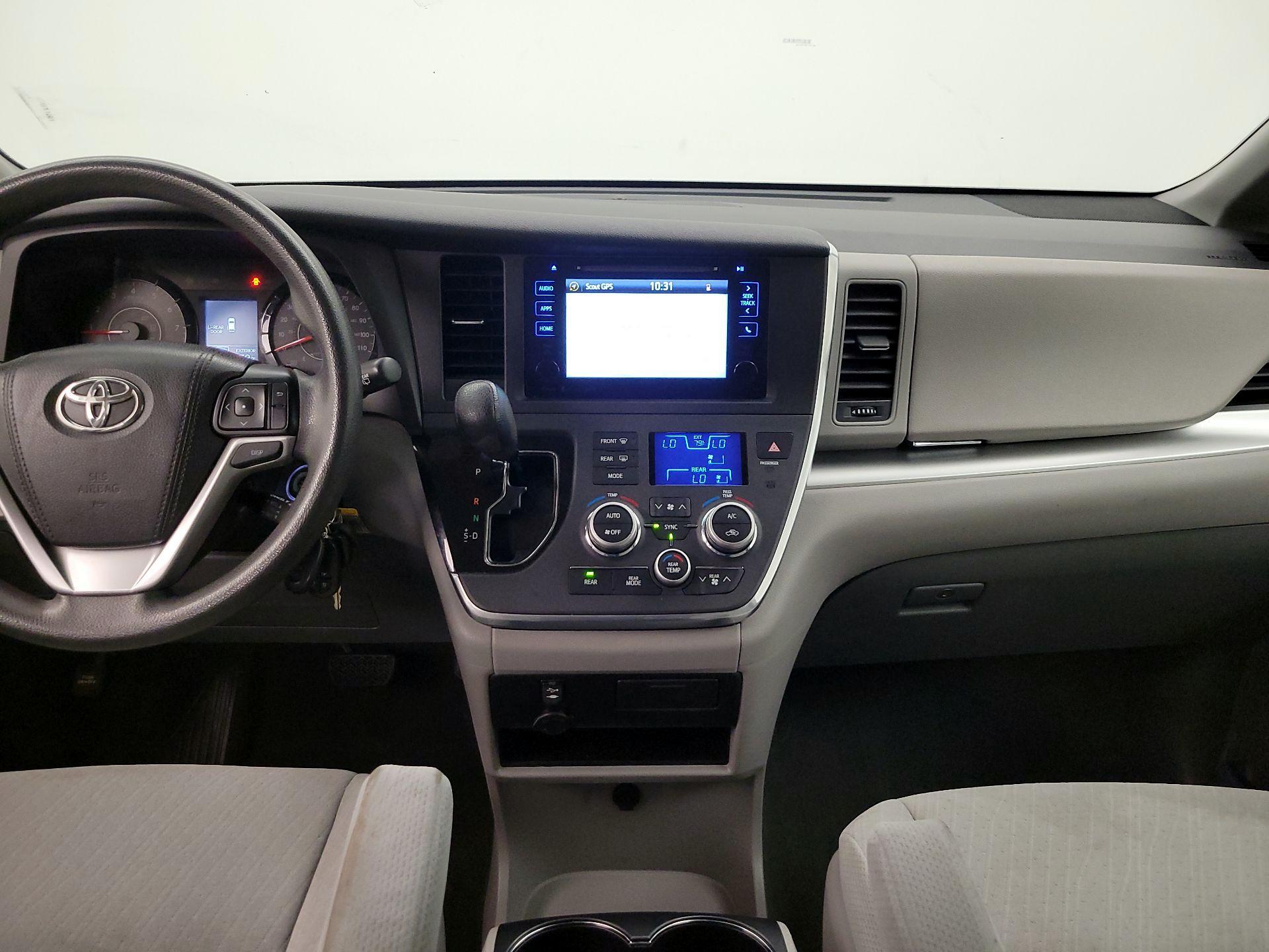 Thumbnail: 2017 Toyota Sienna - 9