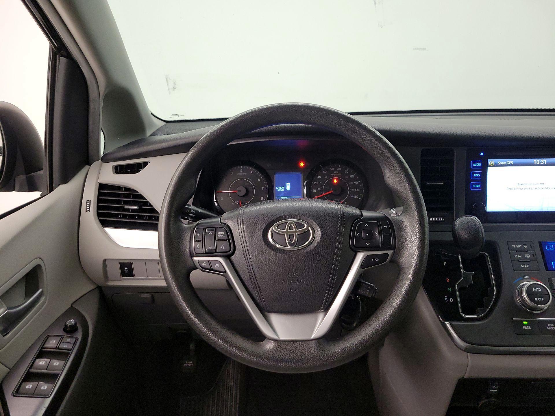 Thumbnail: 2017 Toyota Sienna - 10