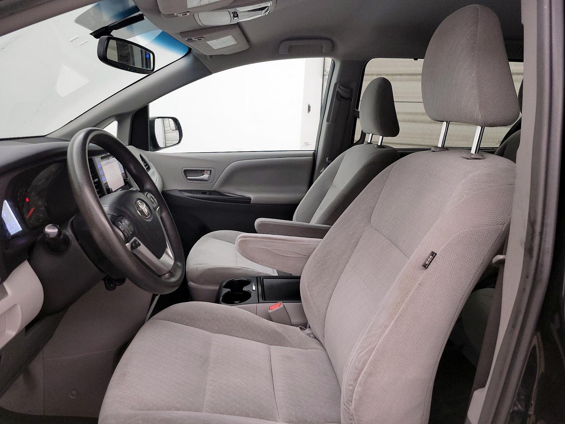 Thumbnail: 2017 Toyota Sienna - 11