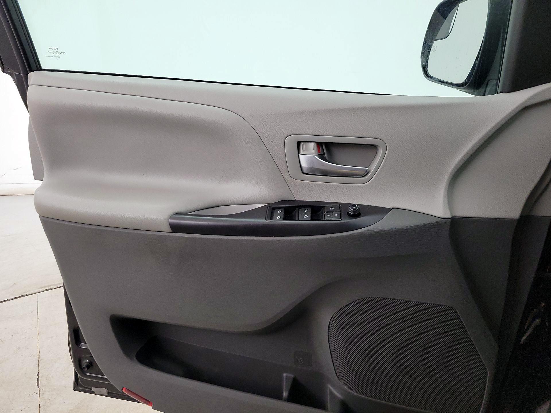 Thumbnail: 2017 Toyota Sienna - 12