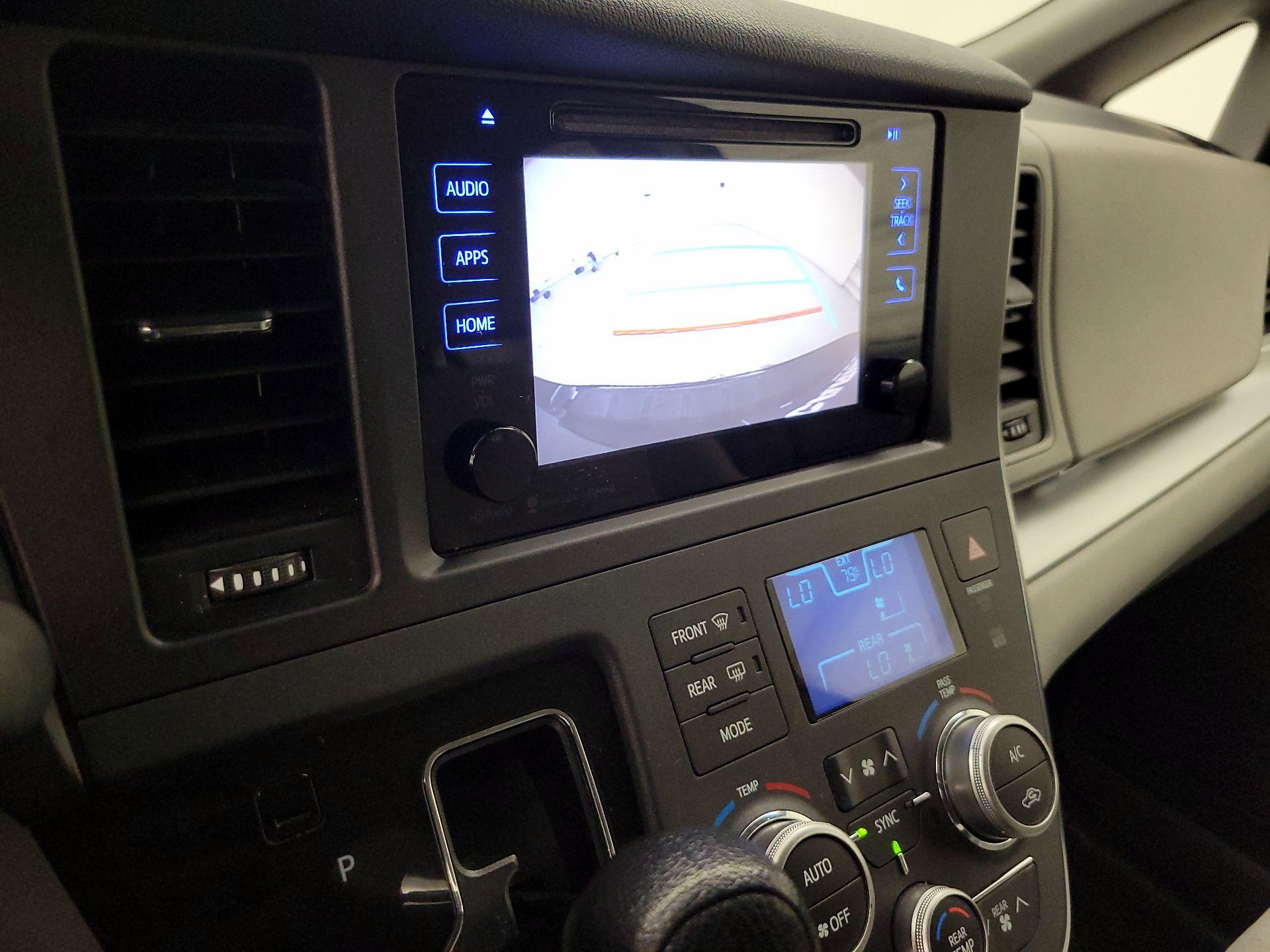 Thumbnail: 2017 Toyota Sienna - 15