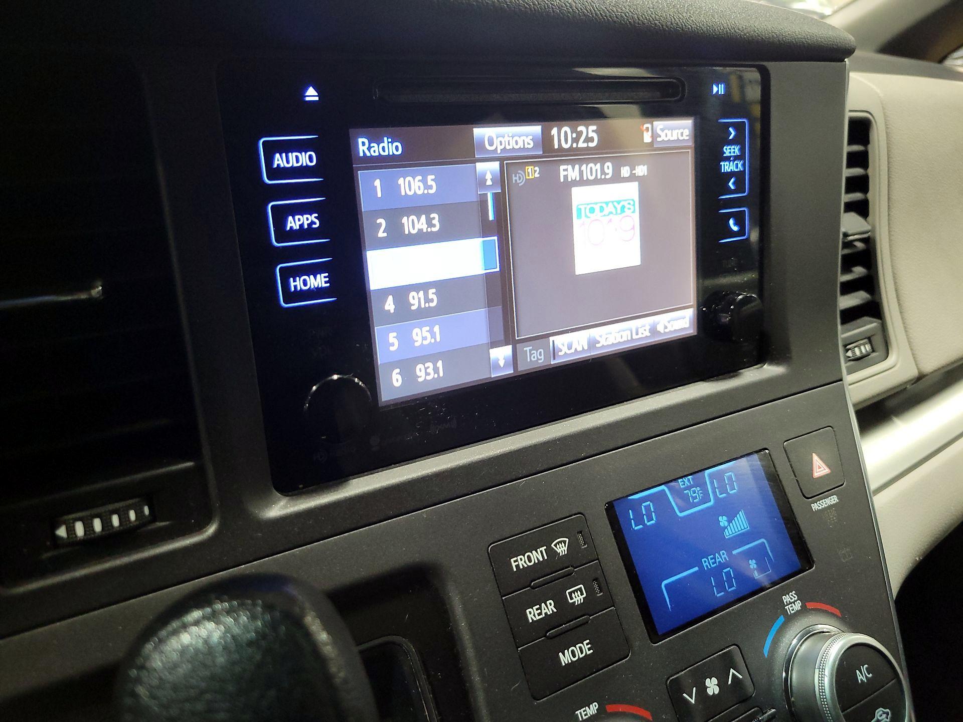 Thumbnail: 2017 Toyota Sienna - 16