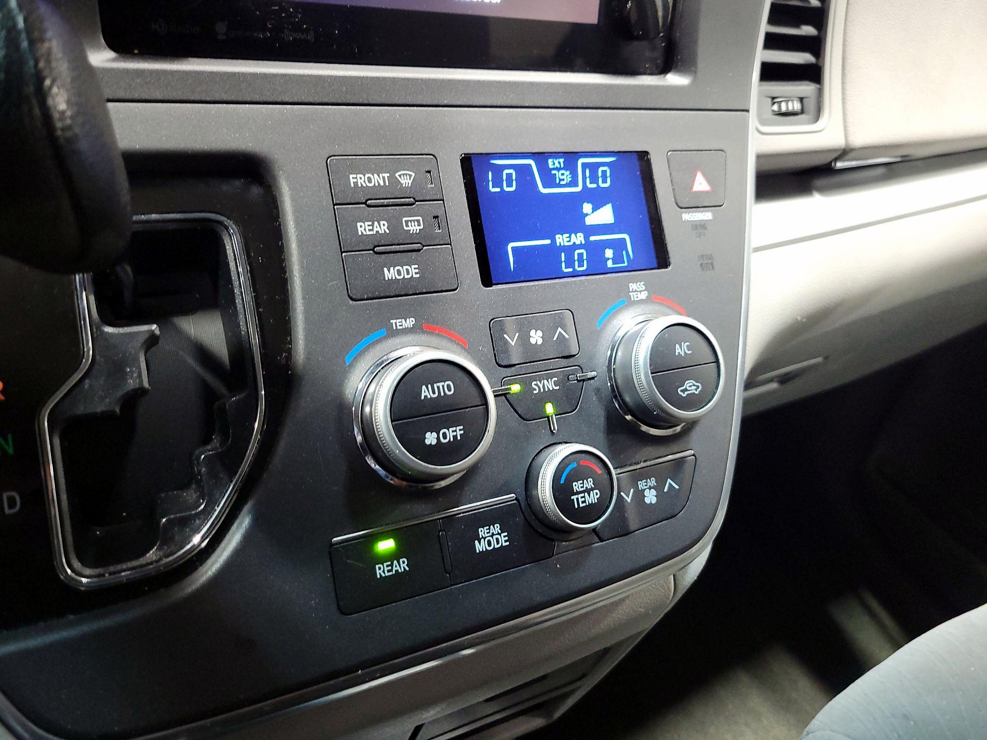 Thumbnail: 2017 Toyota Sienna - 17