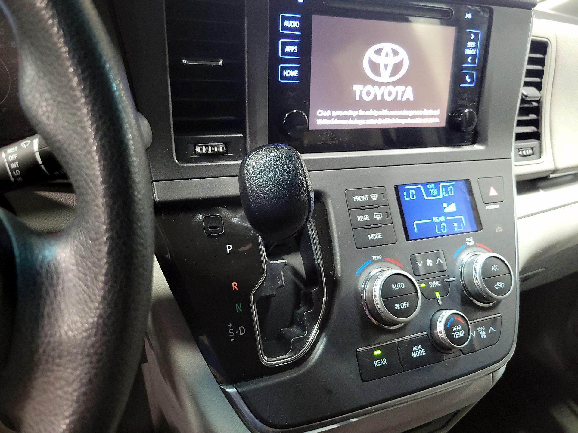 Thumbnail: 2017 Toyota Sienna - 18
