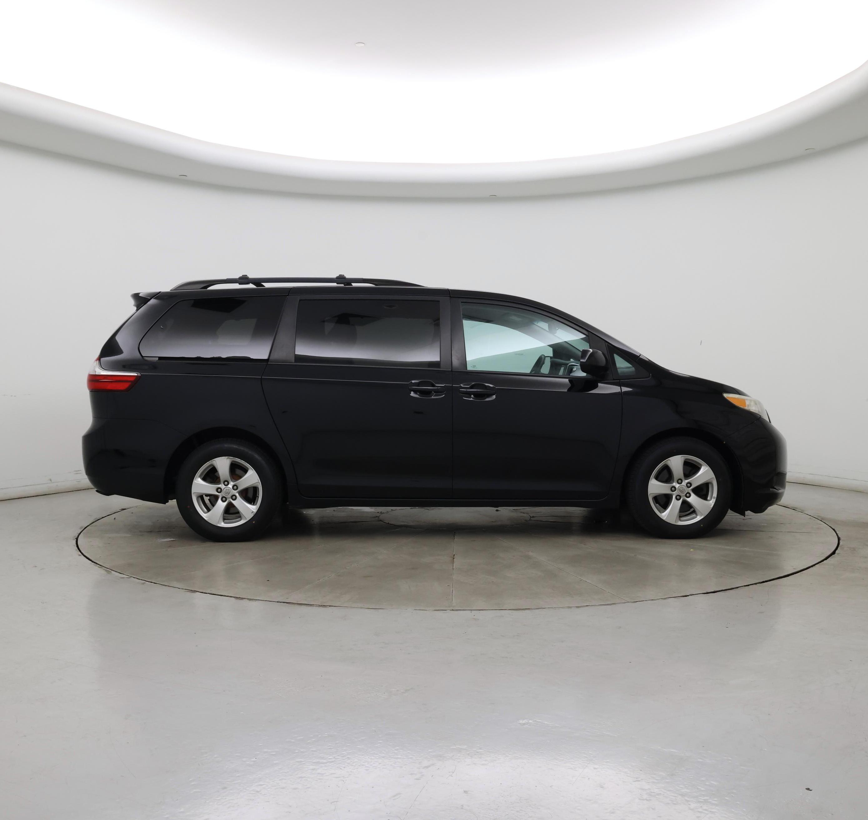 Thumbnail: 2017 Toyota Sienna - 7
