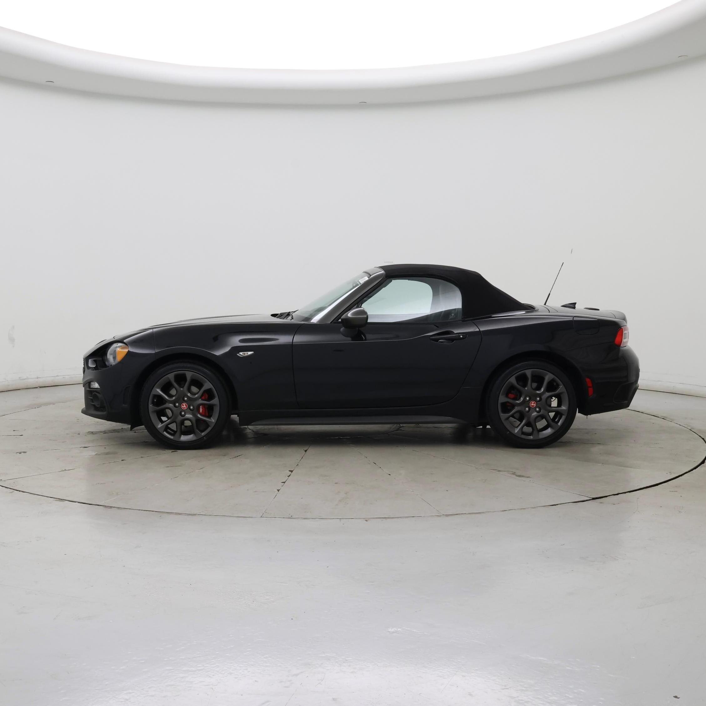 Thumbnail: 2017 Fiat 124 Spider - 3