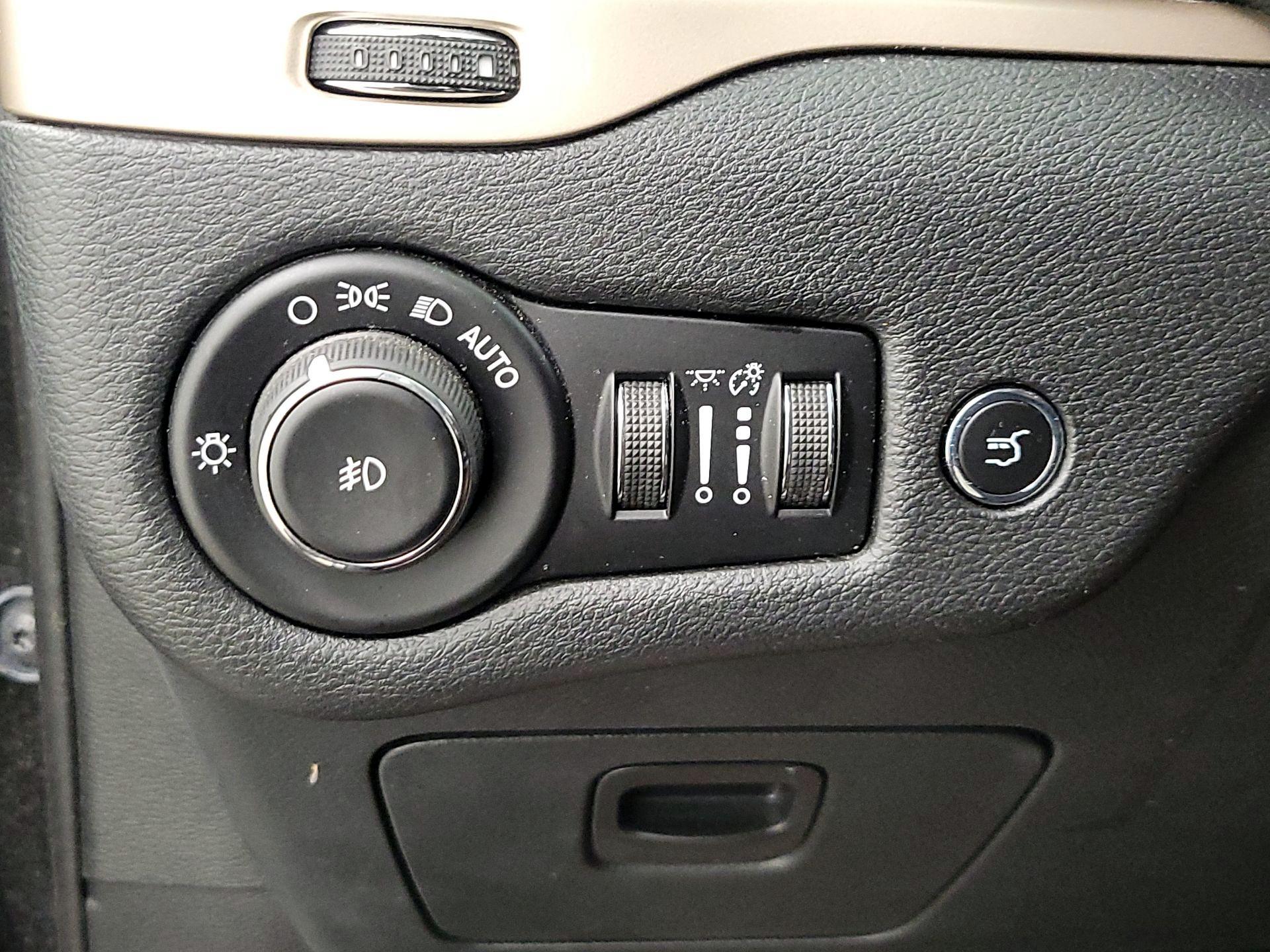Thumbnail: 2016 Jeep Cherokee - 13