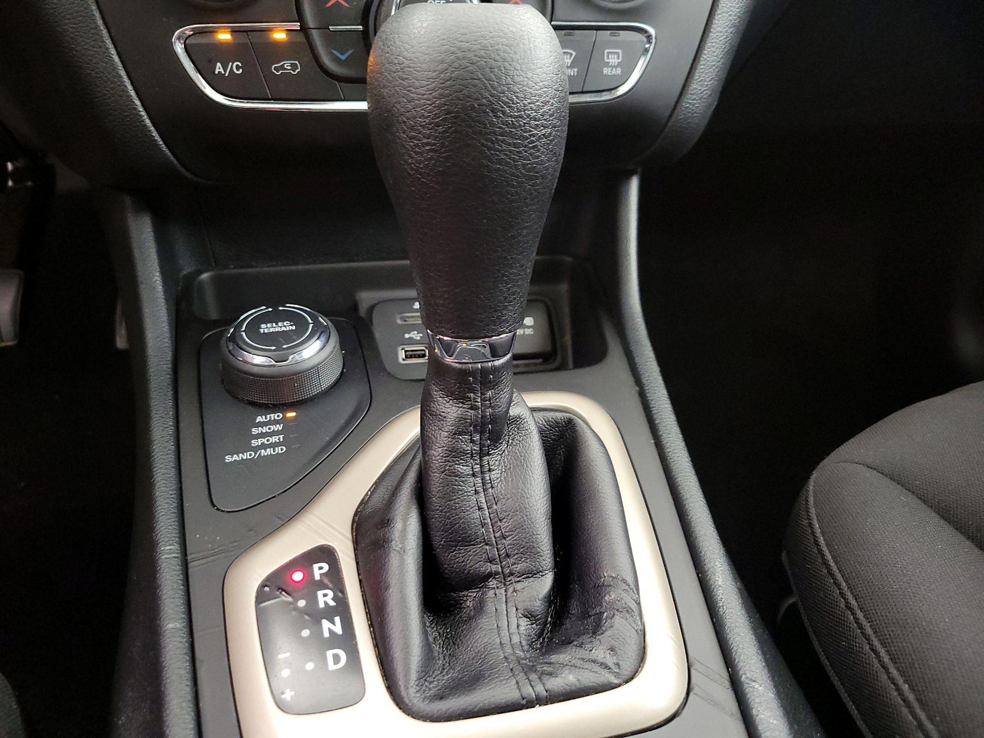 Thumbnail: 2016 Jeep Cherokee - 17