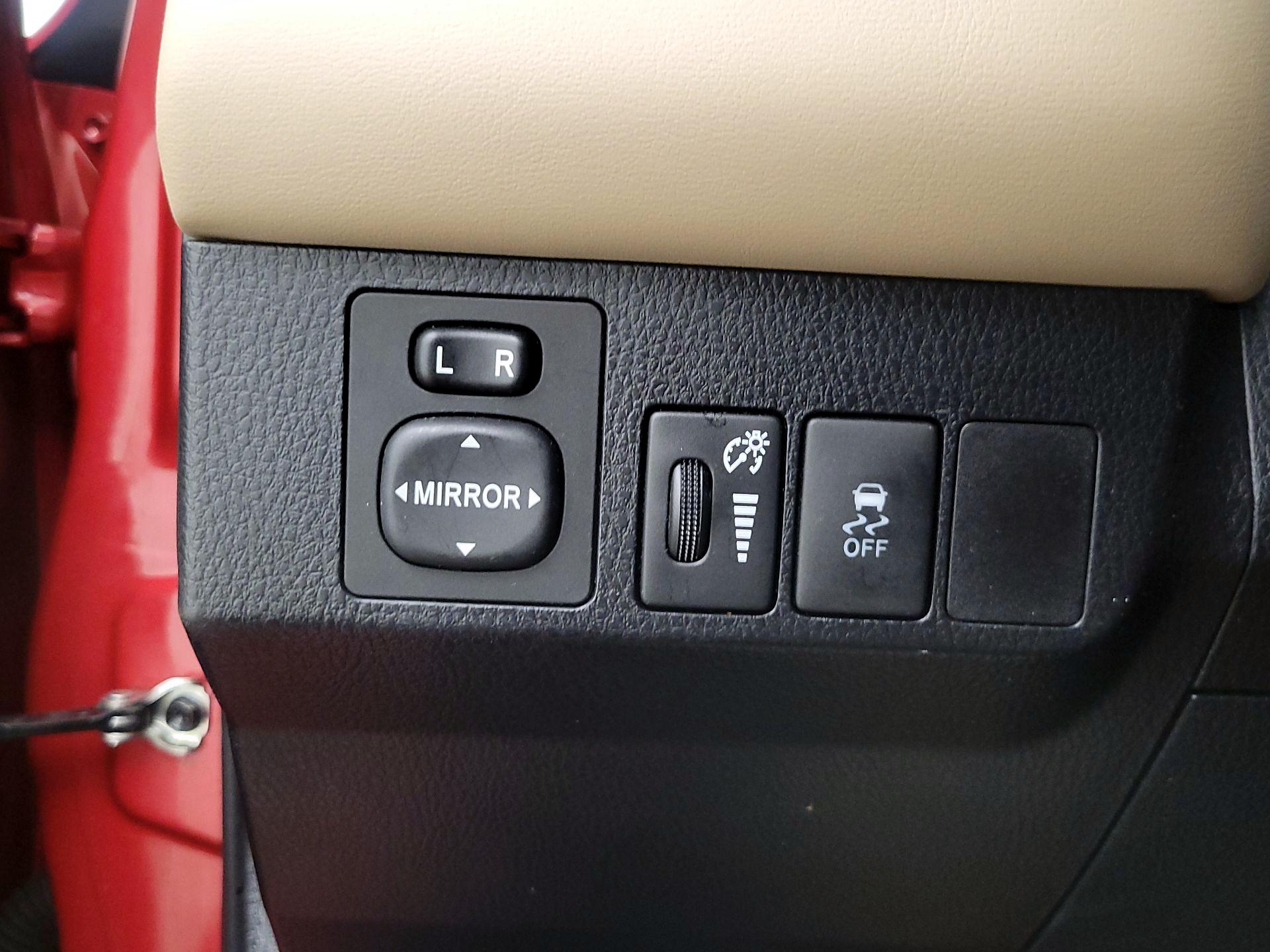 Thumbnail: 2014 Toyota RAV4 - 13