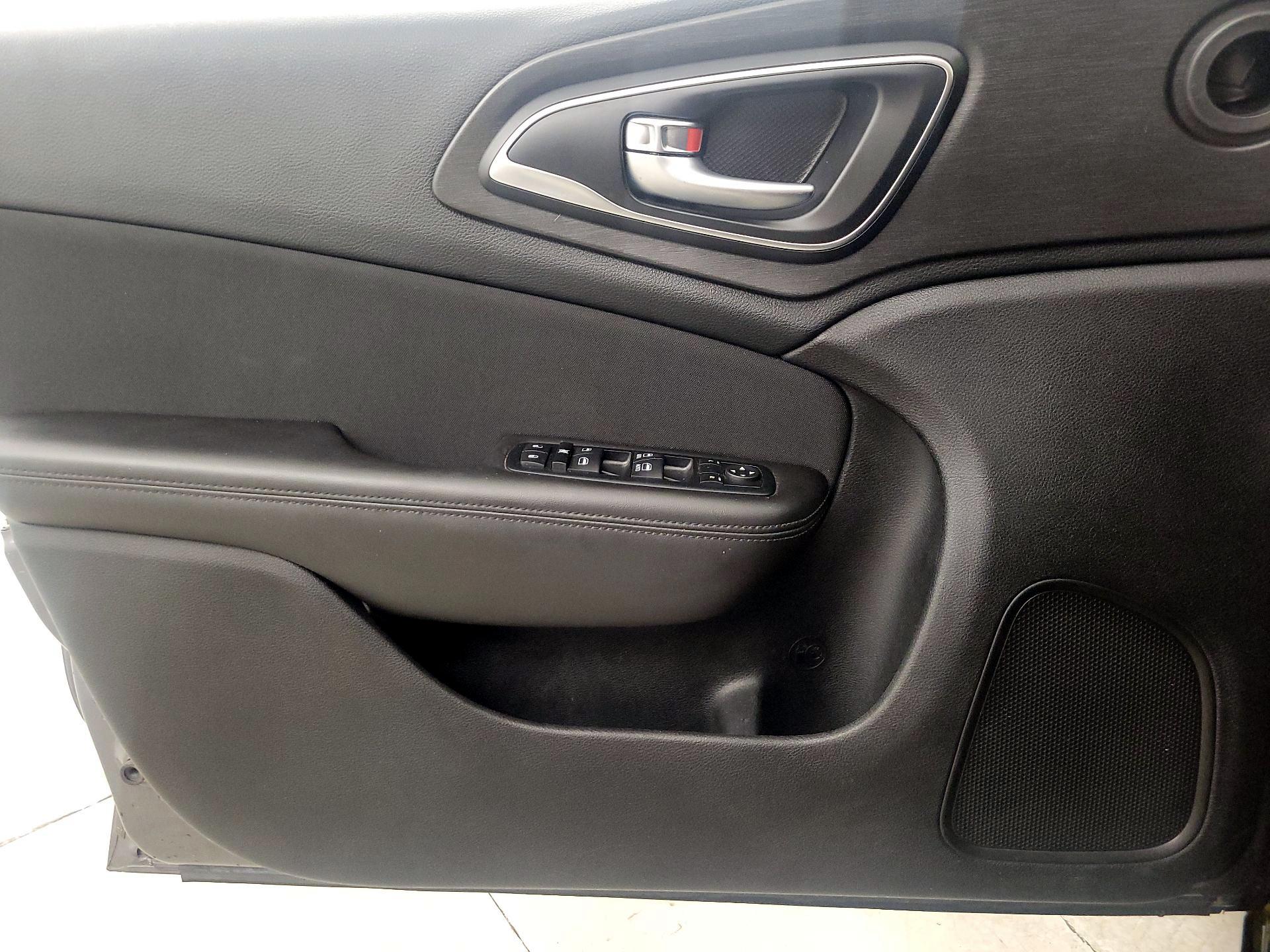 Thumbnail: 2015 Chrysler 200 - 12
