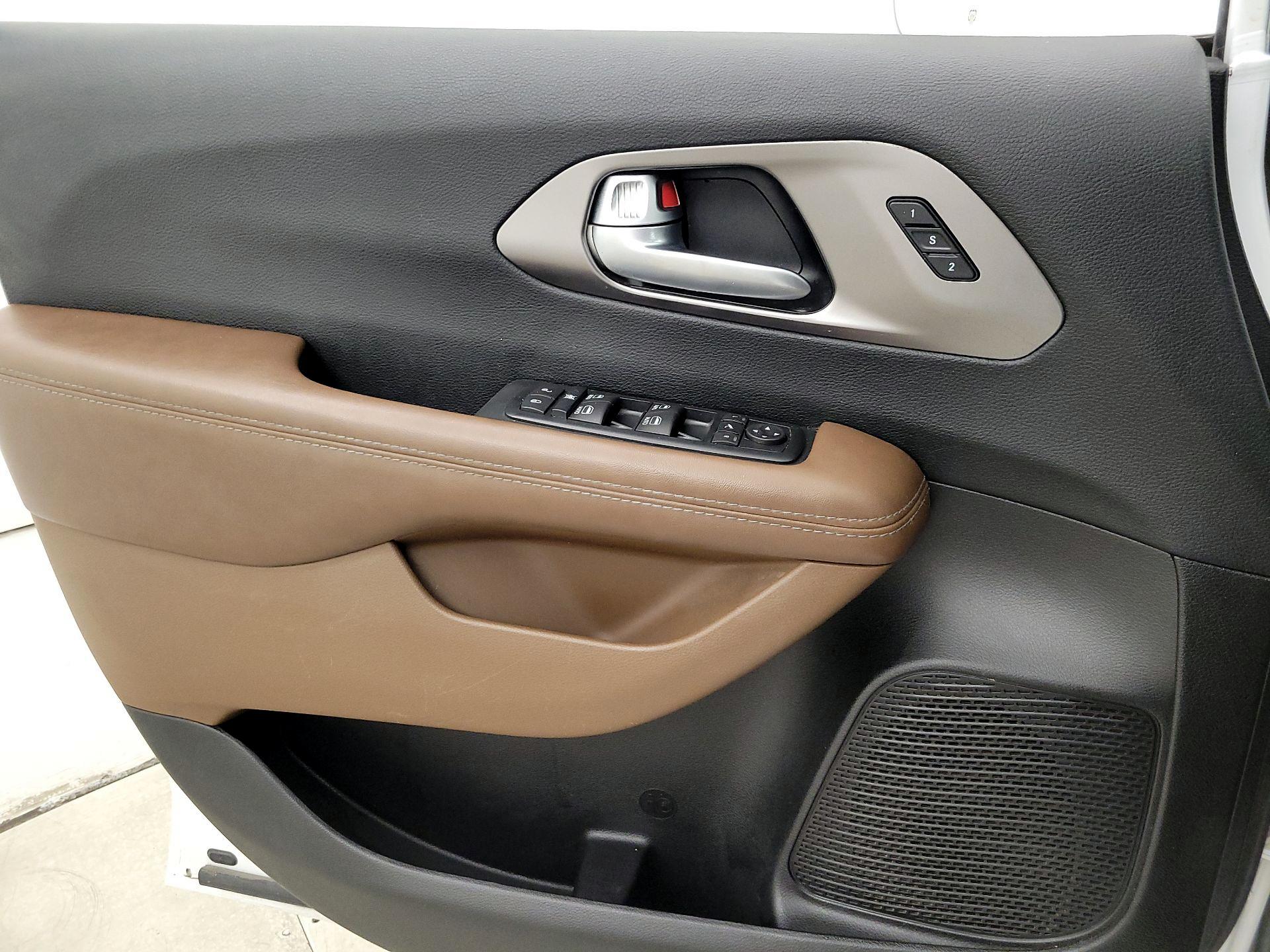Thumbnail: 2017 Chrysler Pacifica - 12