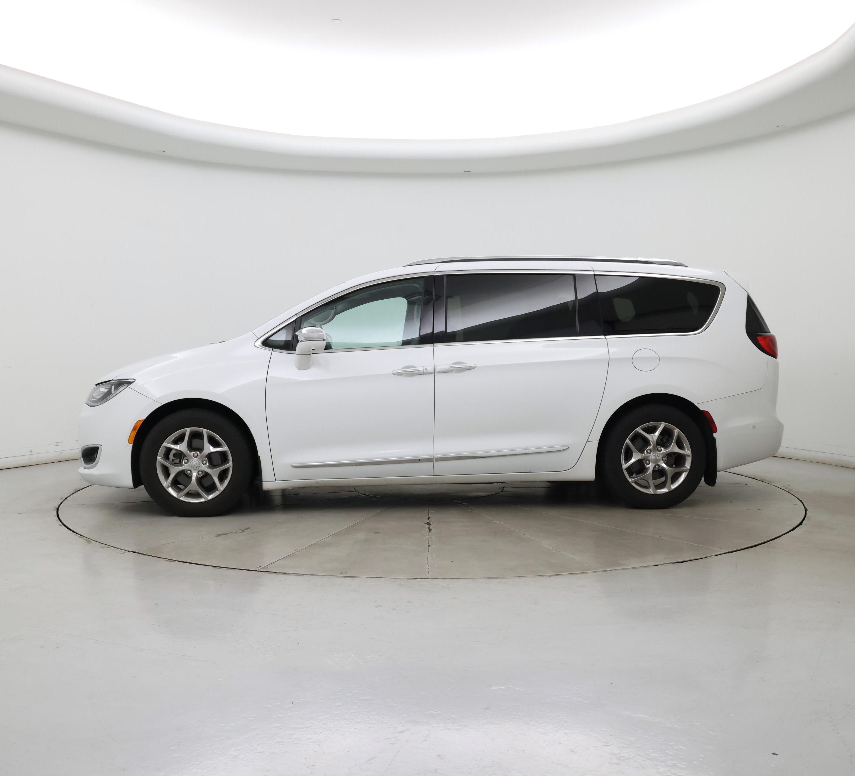Thumbnail: 2017 Chrysler Pacifica - 3