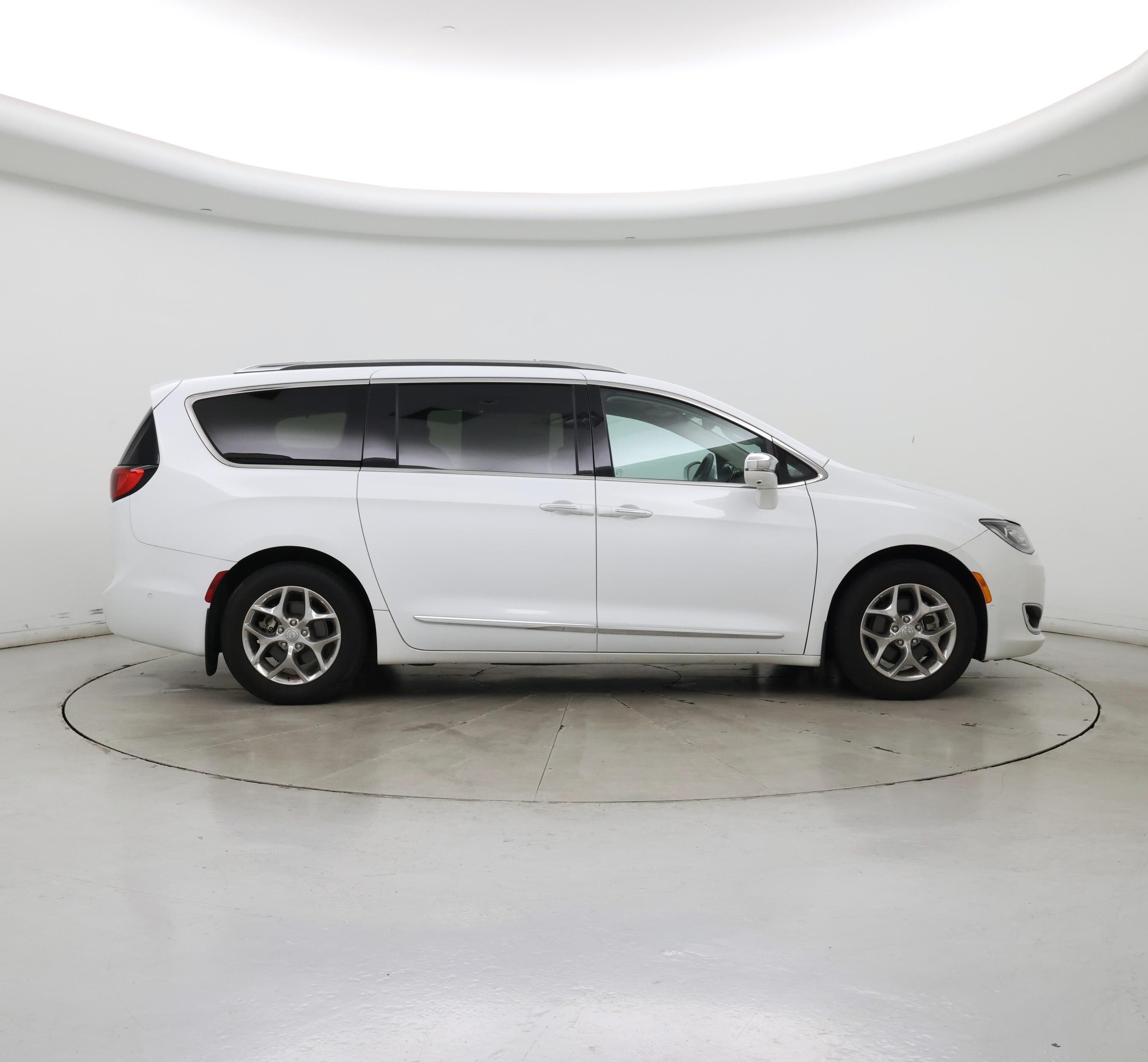 Thumbnail: 2017 Chrysler Pacifica - 7