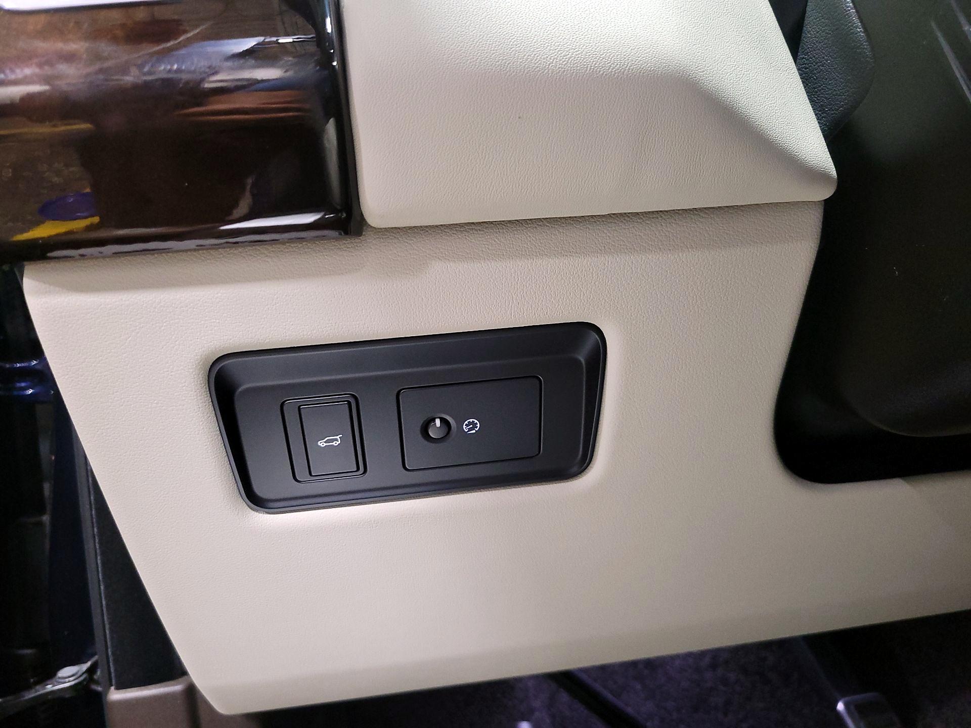 Thumbnail: 2021 Land Rover Range Rover - 13