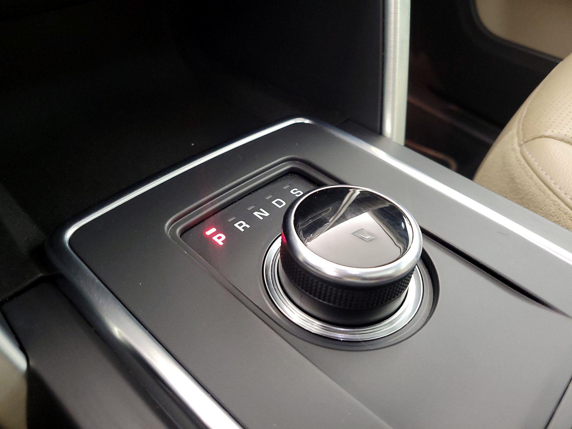 Thumbnail: 2019 Land Rover Discovery Sport - 18