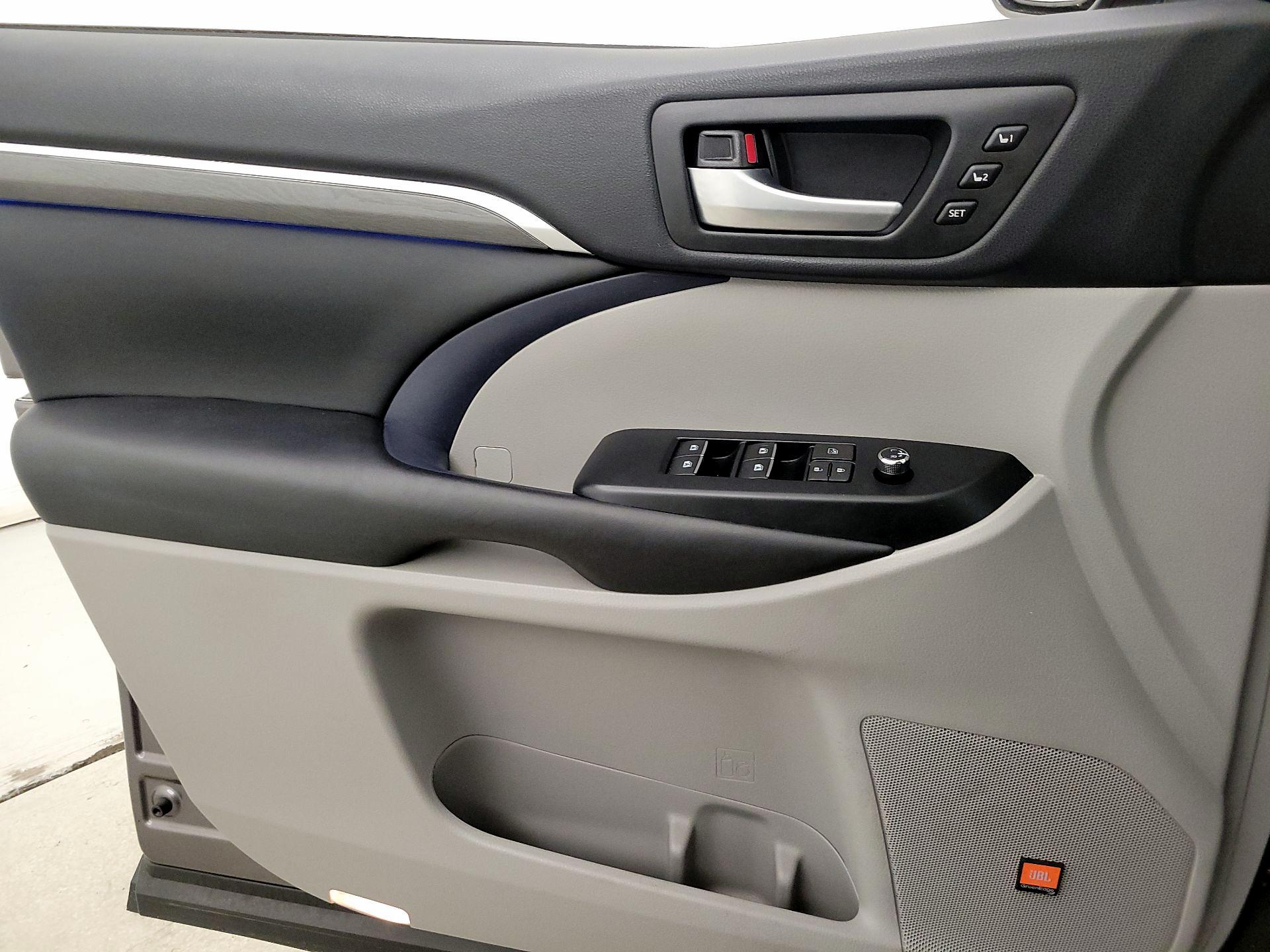 Thumbnail: 2019 Toyota Highlander - 12
