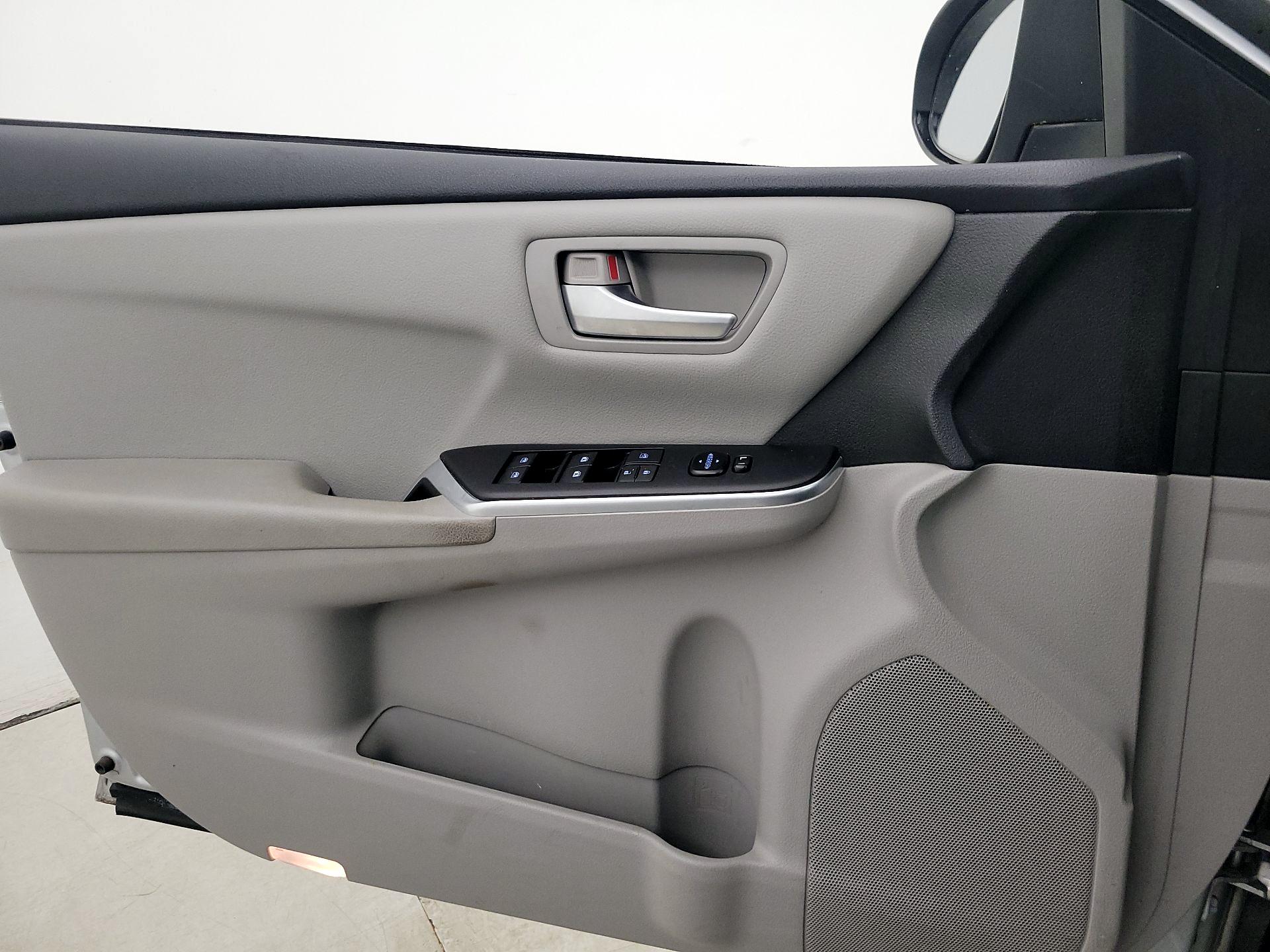 Thumbnail: 2016 Toyota Camry - 12